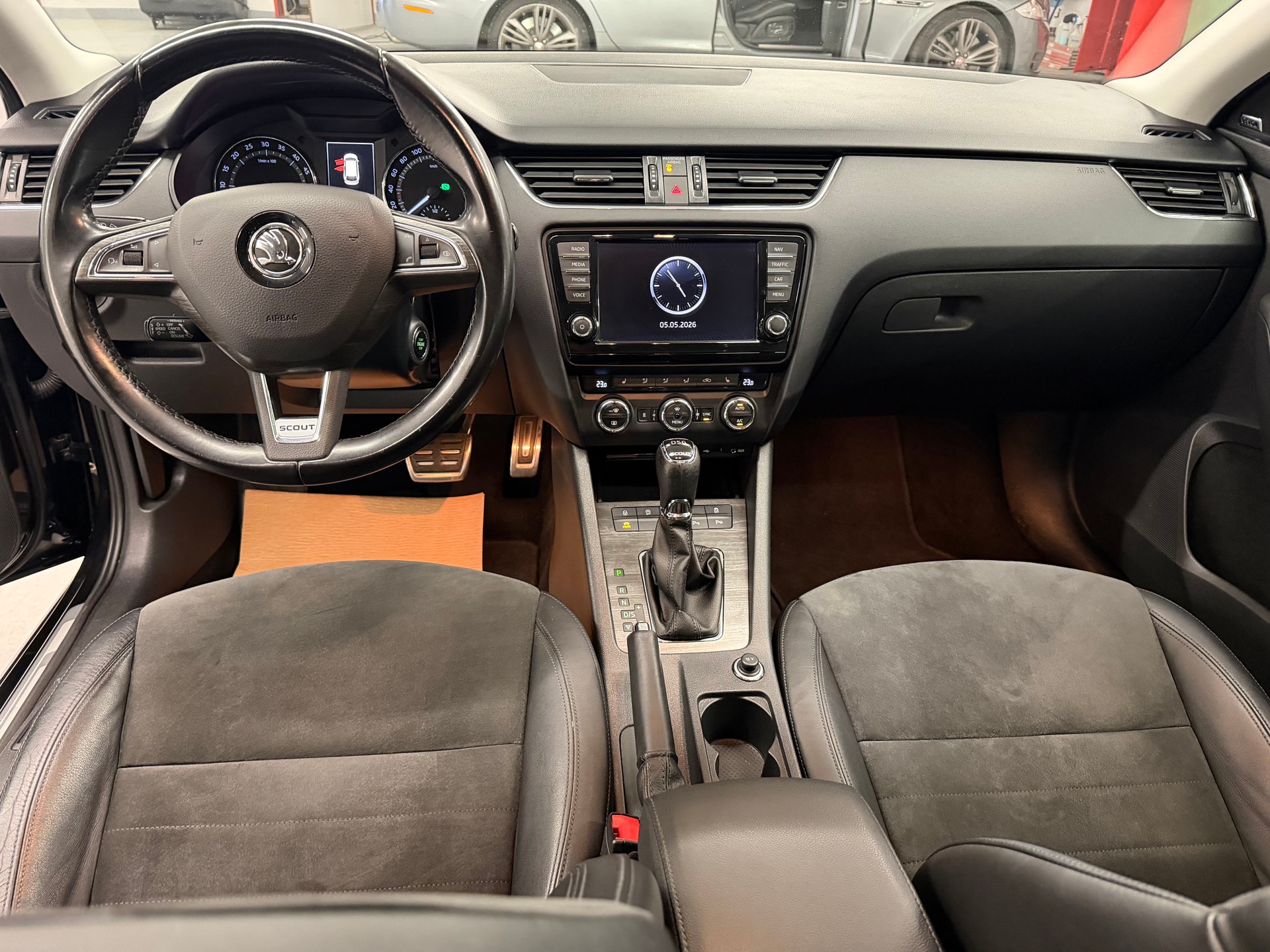 SKODA Octavia Combi 2.0 TDI Scout 4x4 DSG-image-9