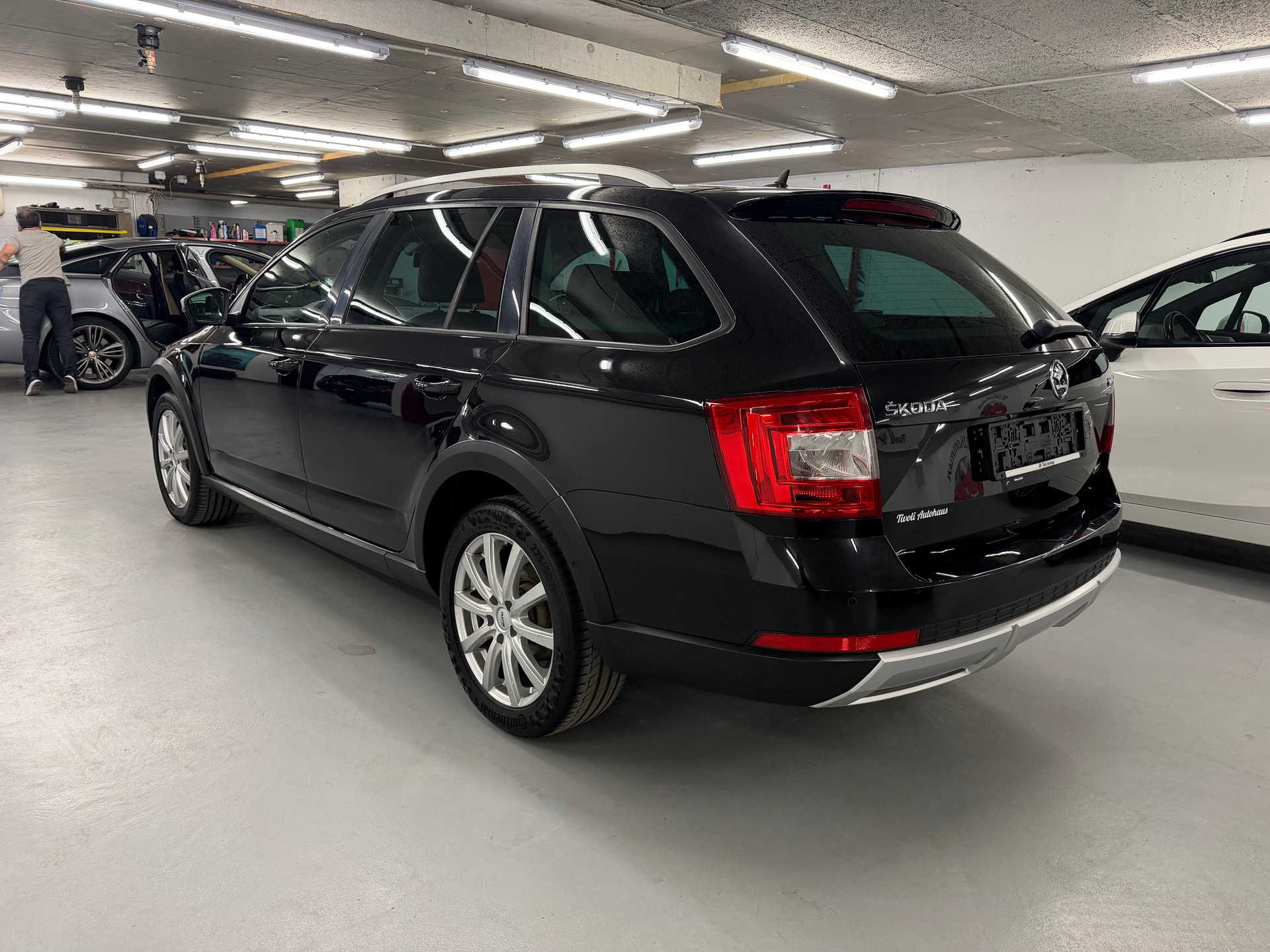 SKODA Octavia Combi 2.0 TDI Scout 4x4 DSG-image-4