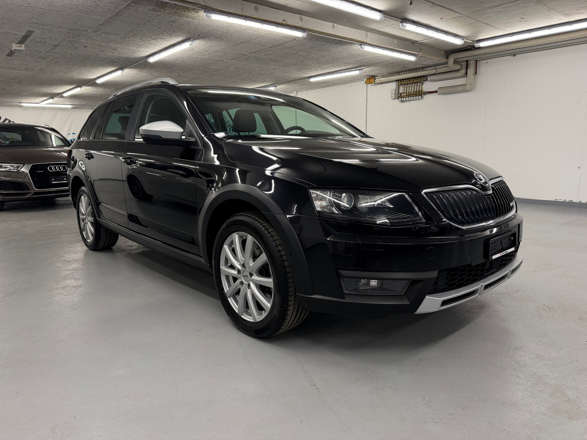 SKODA Octavia Combi 2.0 TDI Scout 4x4 DSG-showroom-element-1