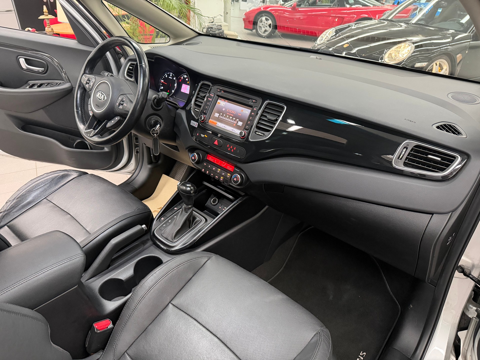 KIA Carens 1.7 CRDi Swiss Eco Edition DCT-image-11