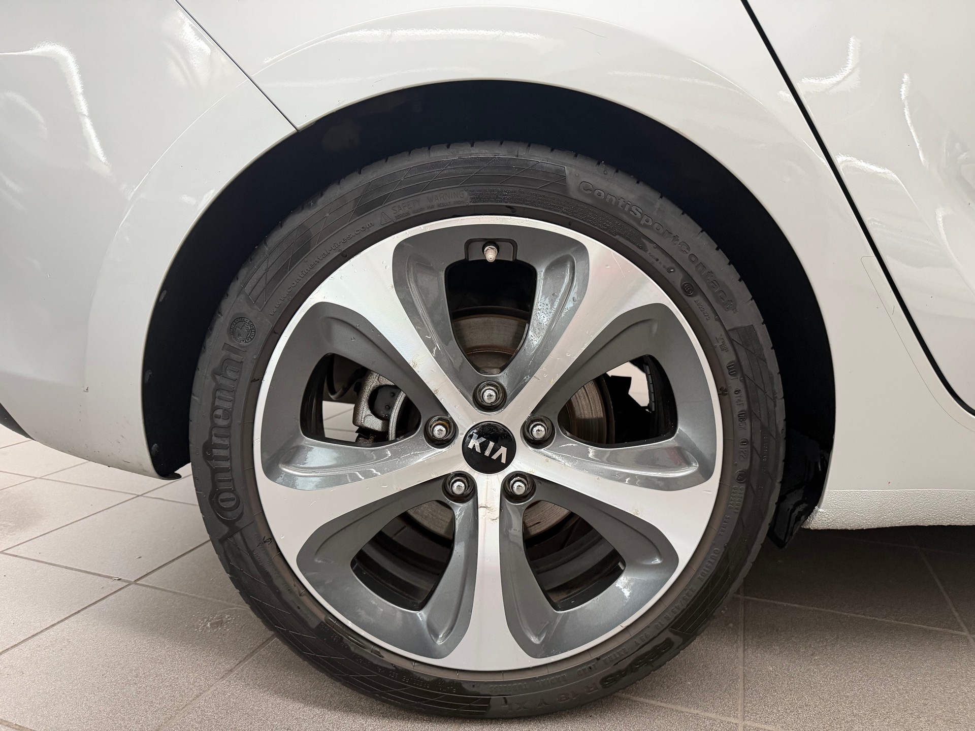 KIA Carens 1.7 CRDi Swiss Eco Edition DCT-image-4