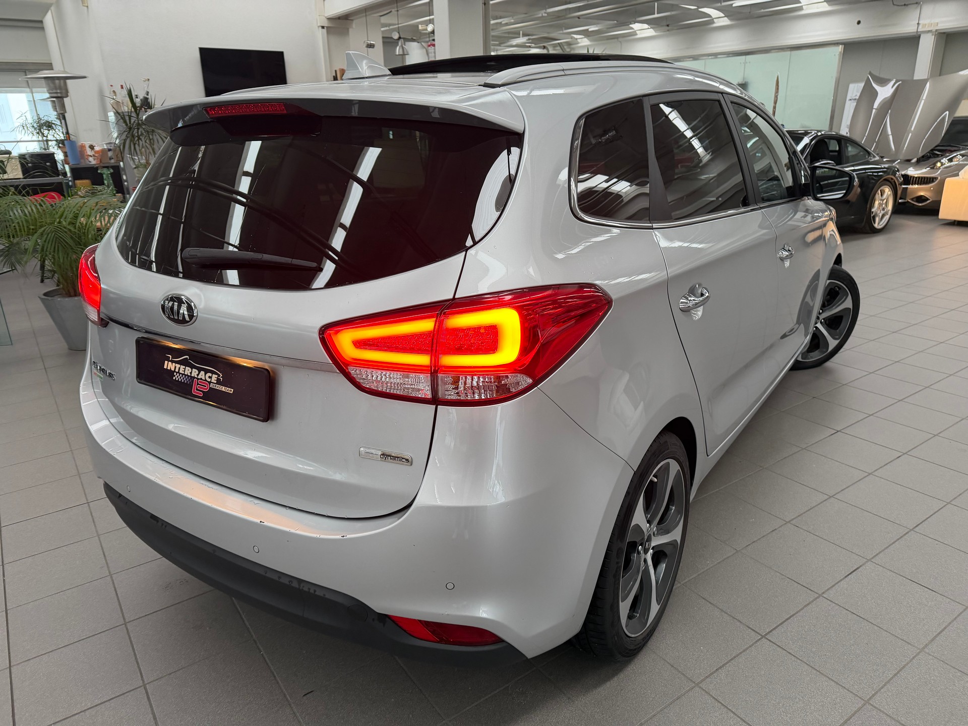 KIA Carens 1.7 CRDi Swiss Eco Edition DCT-image-3
