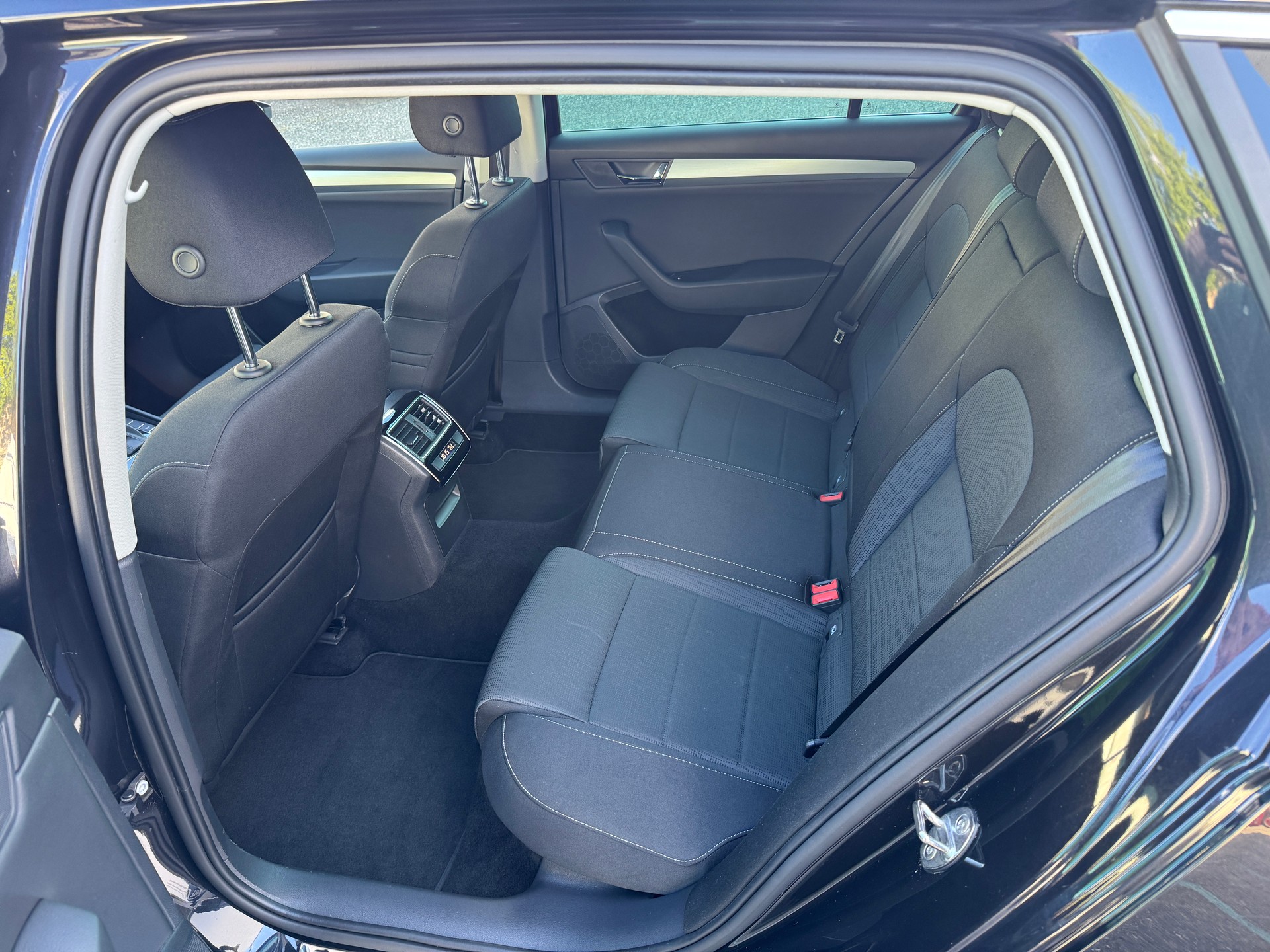 SKODA Superb Combi 2.0 TDi Style 4x4 DSG-image-11