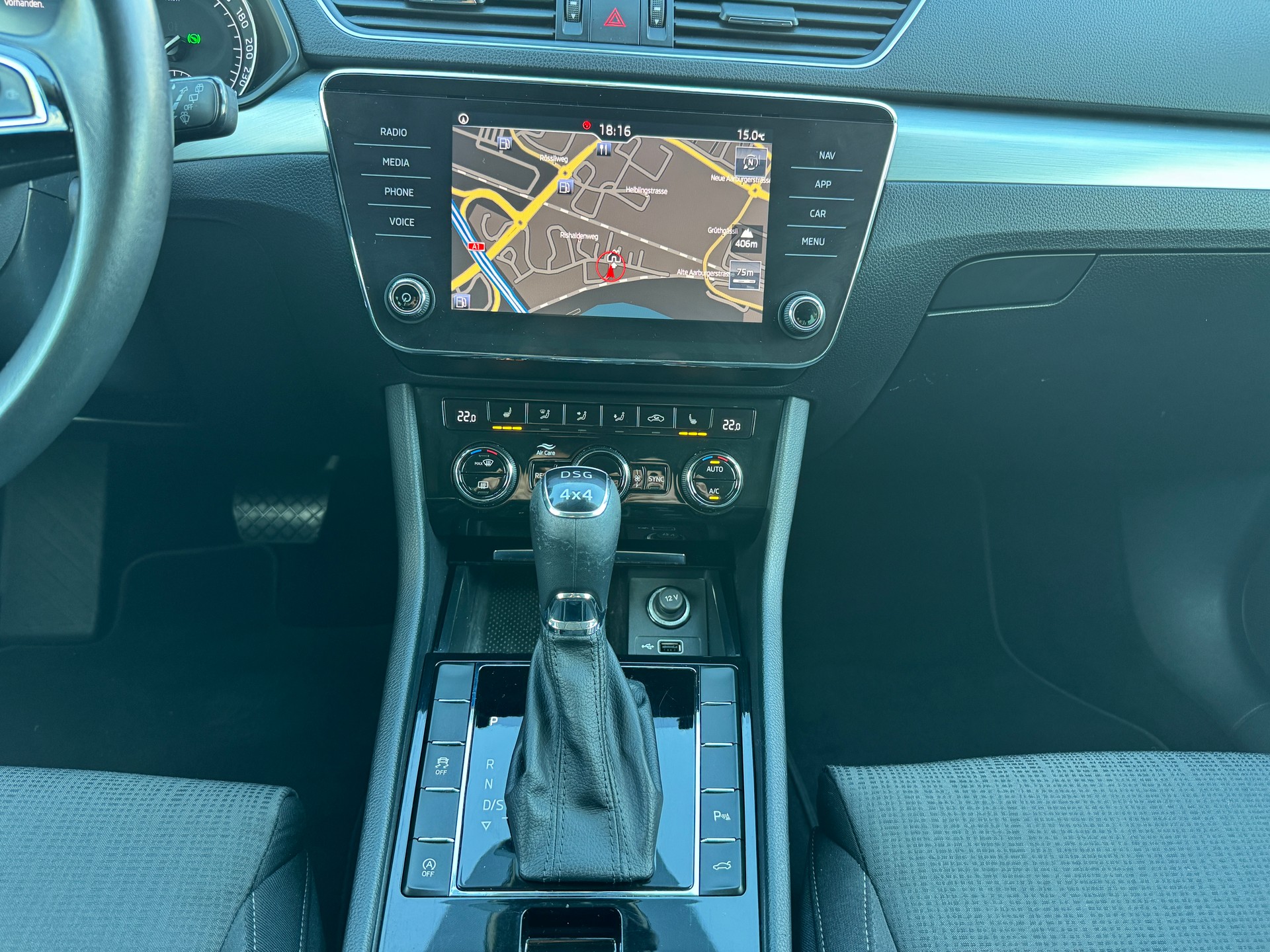 SKODA Superb Combi 2.0 TDi Style 4x4 DSG-image-14