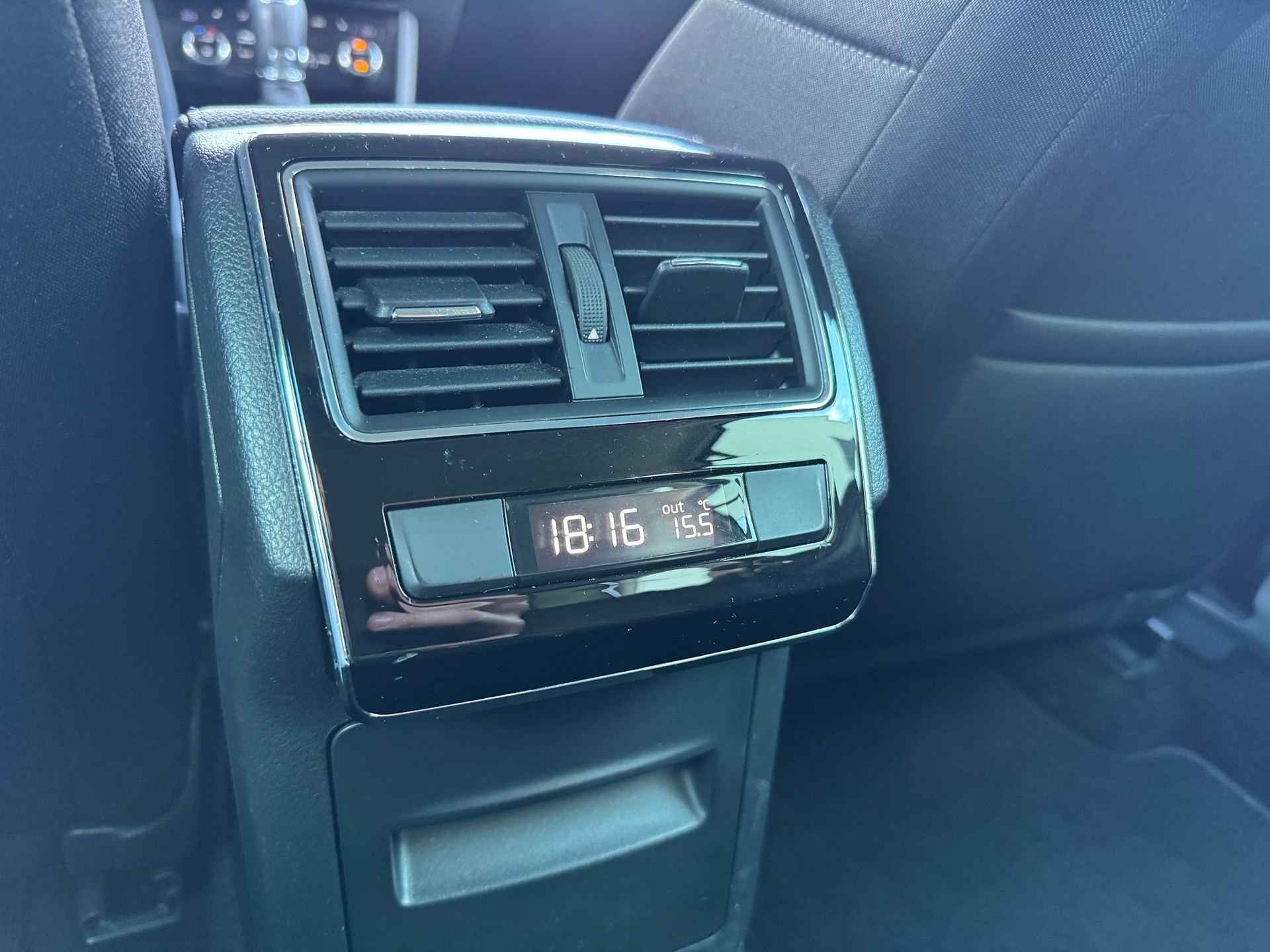 SKODA Superb Combi 2.0 TDi Style 4x4 DSG-image-16