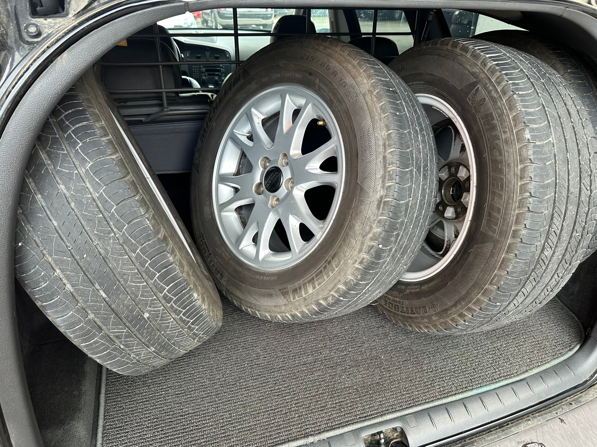 VOLVO XC70 2.5T AWD-image-8