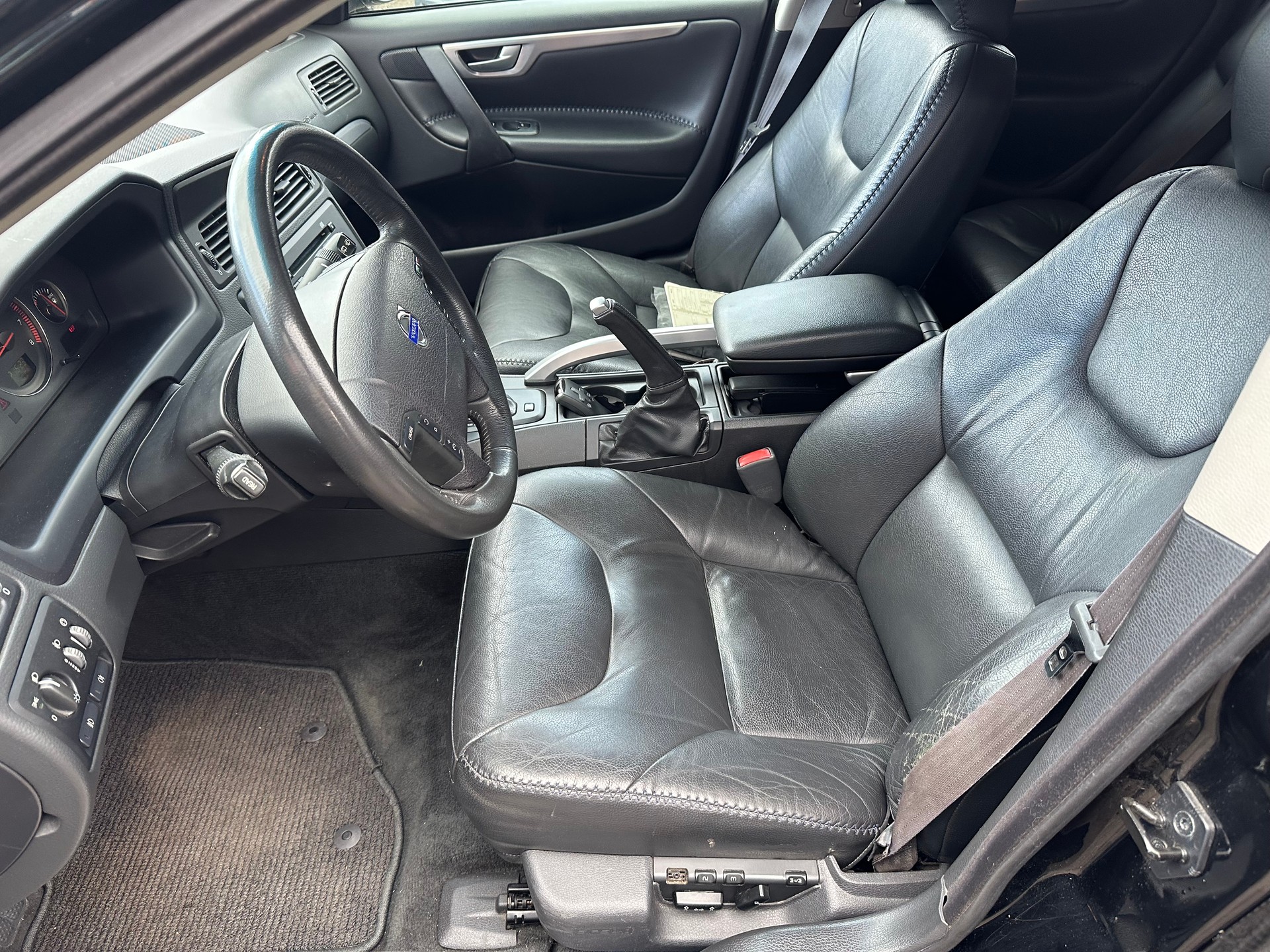 VOLVO XC70 2.5T AWD-image-4