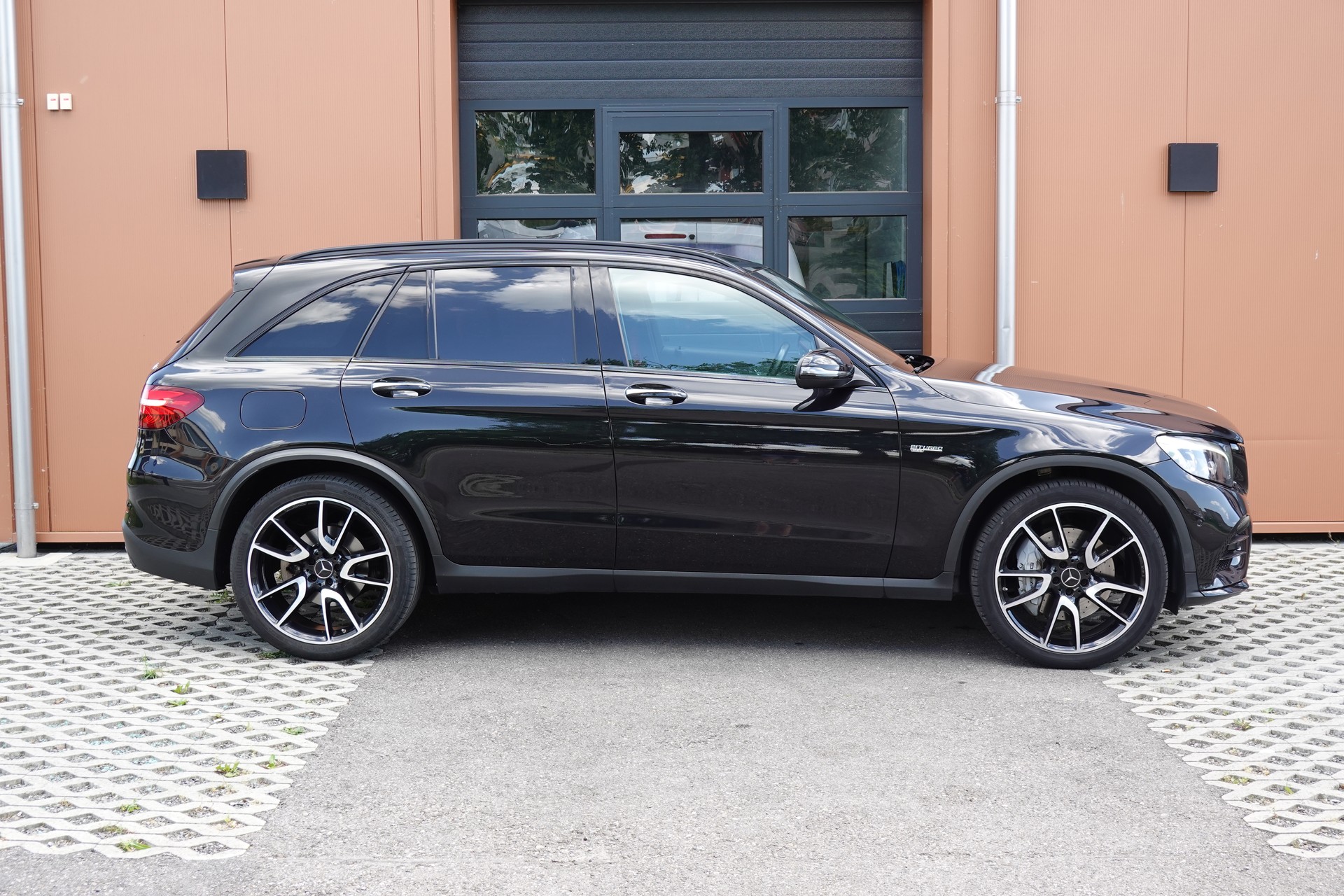 MERCEDES-BENZ GLC 43 AMG - " CH Auto * Toit Ouvrant * Sièges Electriques+Chauffant * GPS * Lumière Ambiance * Sièges chauffant arrière "-image-3