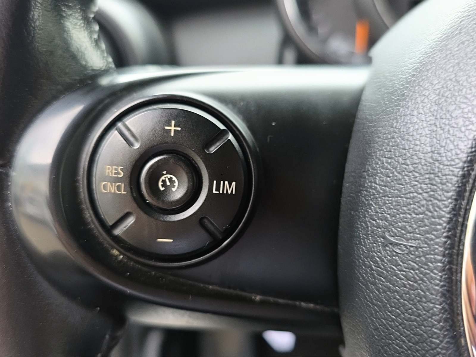 MINI Cabrio F57 1.5i One-image-12
