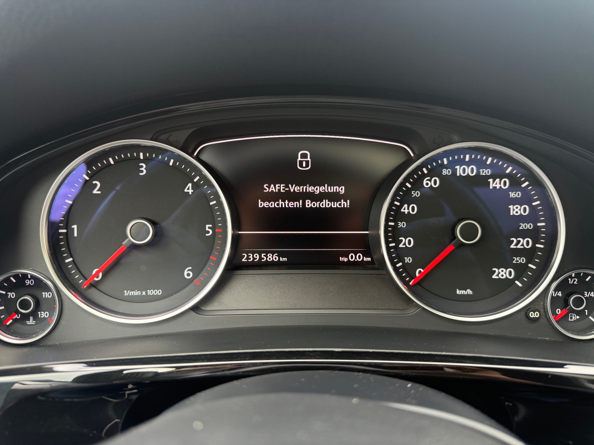 VW Touareg 3.0 TDI BMT Peak Tiptronic-image-12