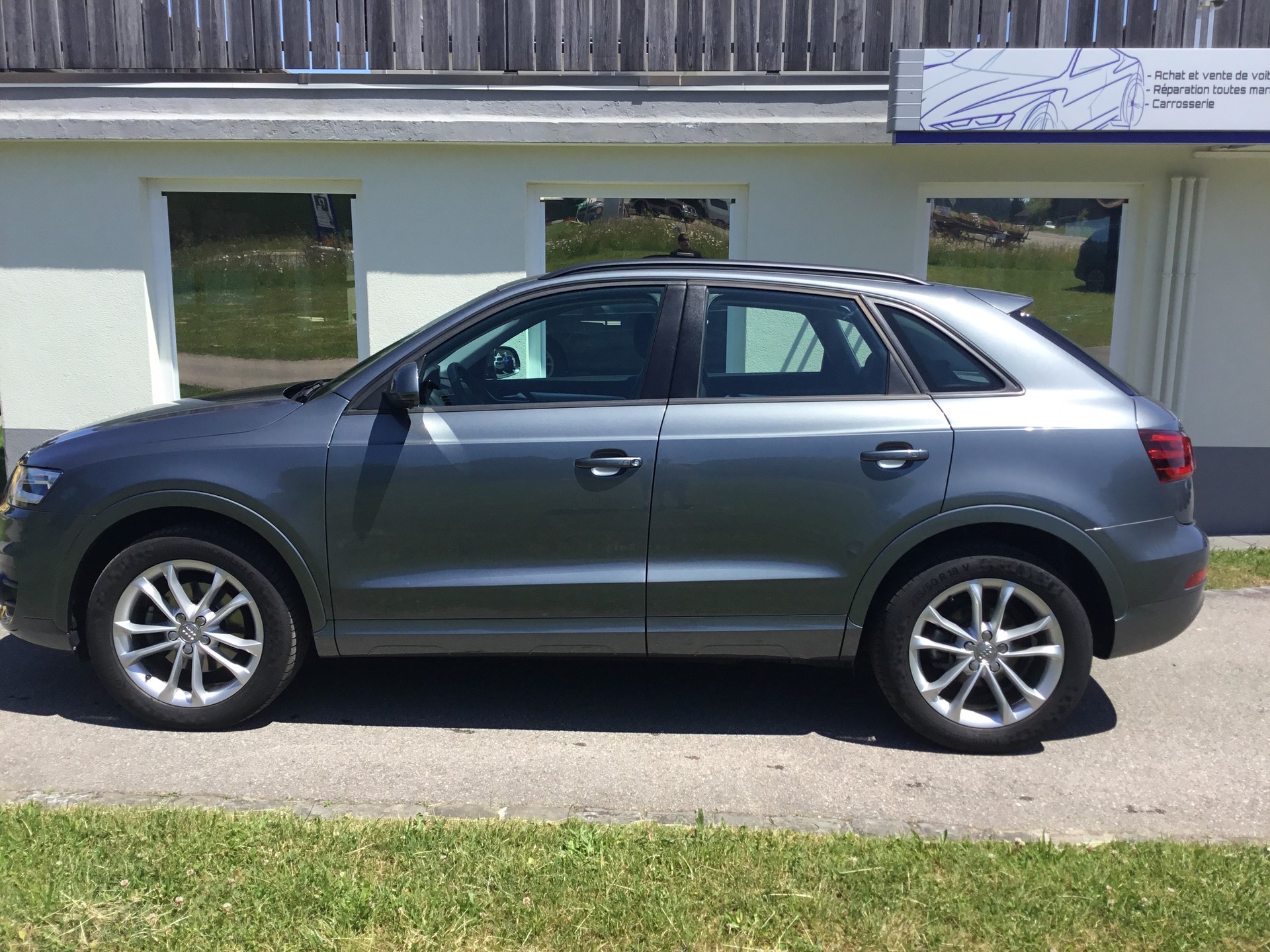 AUDI Q3 2.0 TFSI quattro S-tronic-image-4
