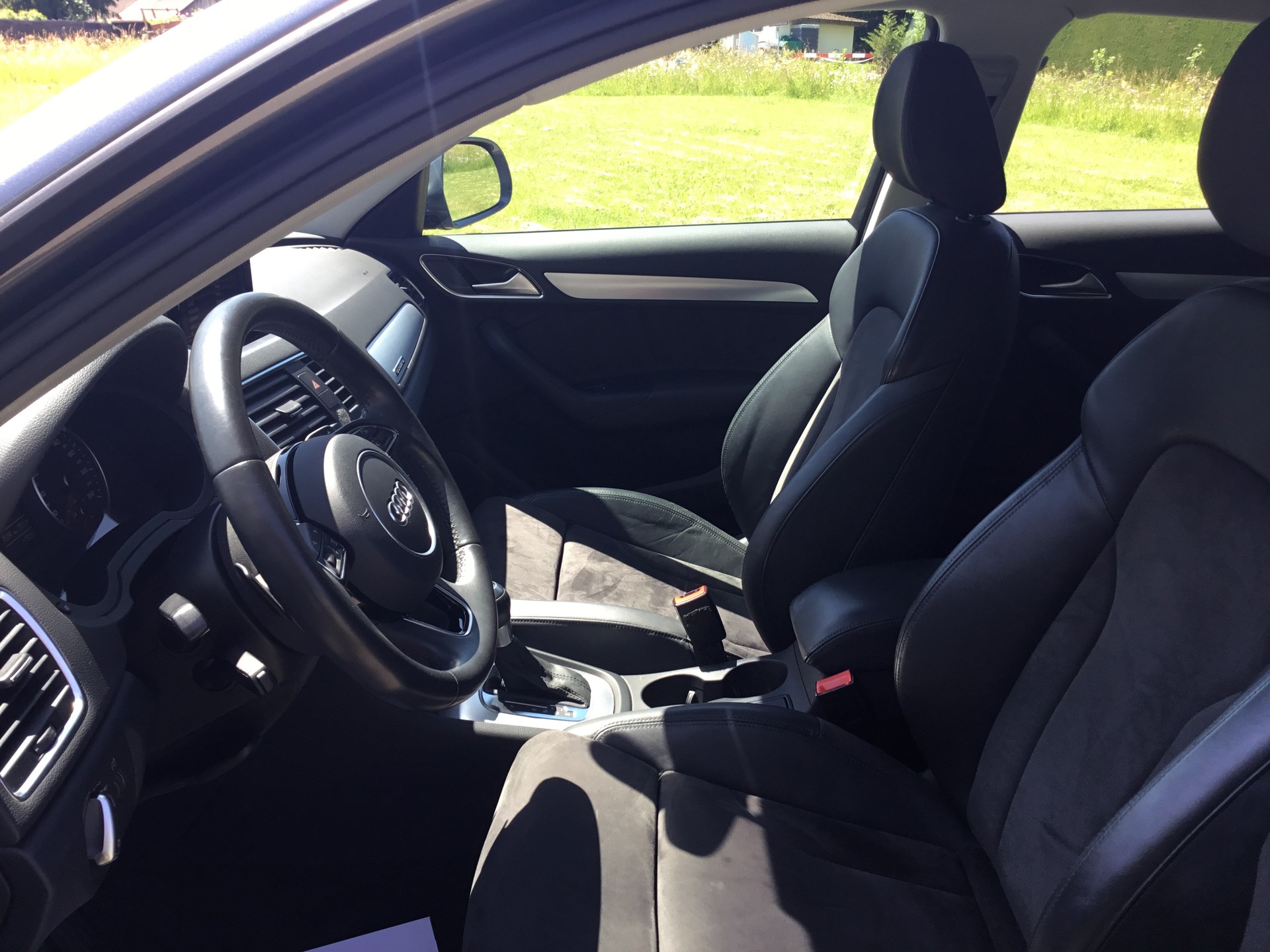 AUDI Q3 2.0 TFSI quattro S-tronic-image-10