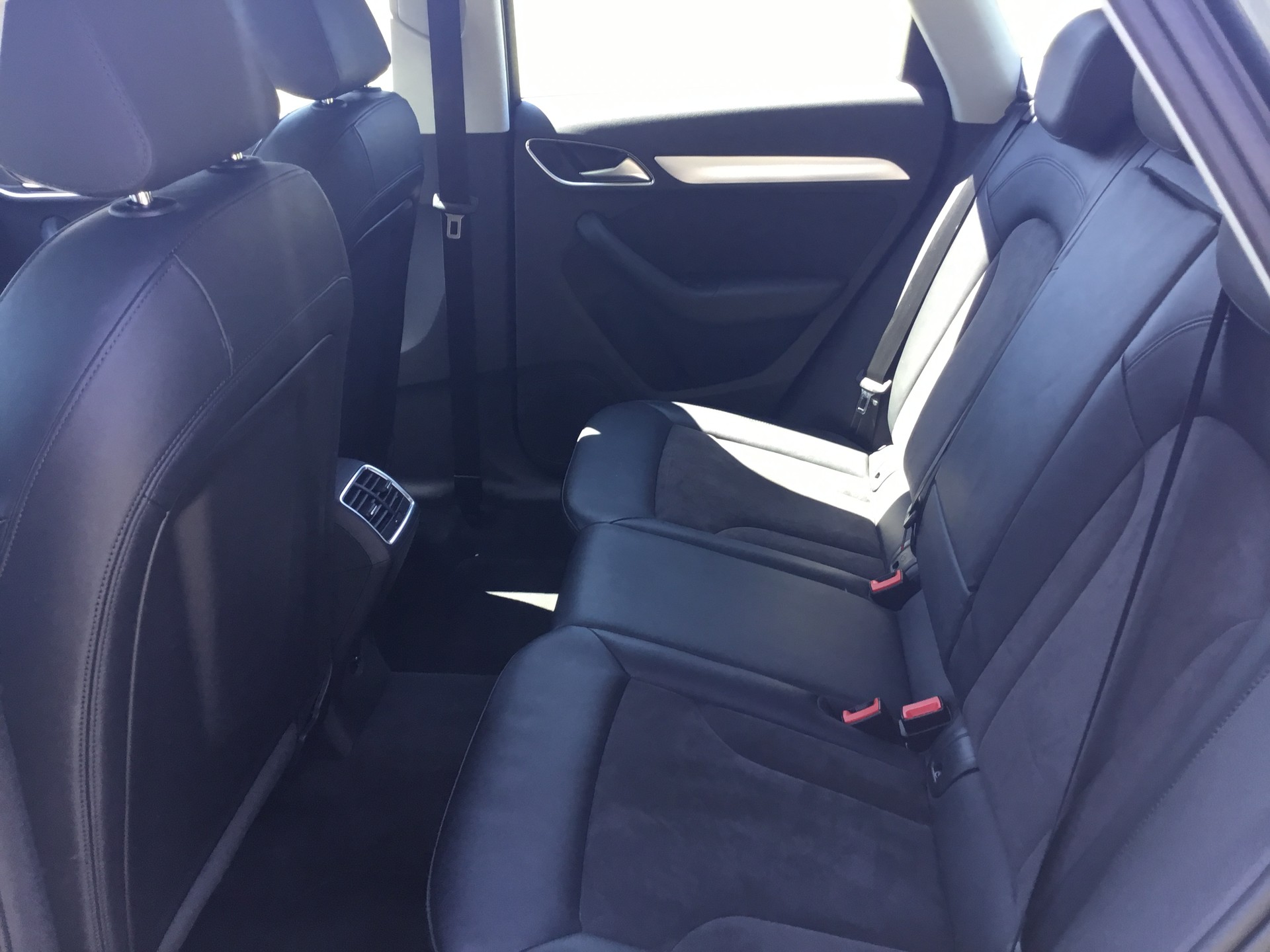 AUDI Q3 2.0 TFSI quattro S-tronic-image-12
