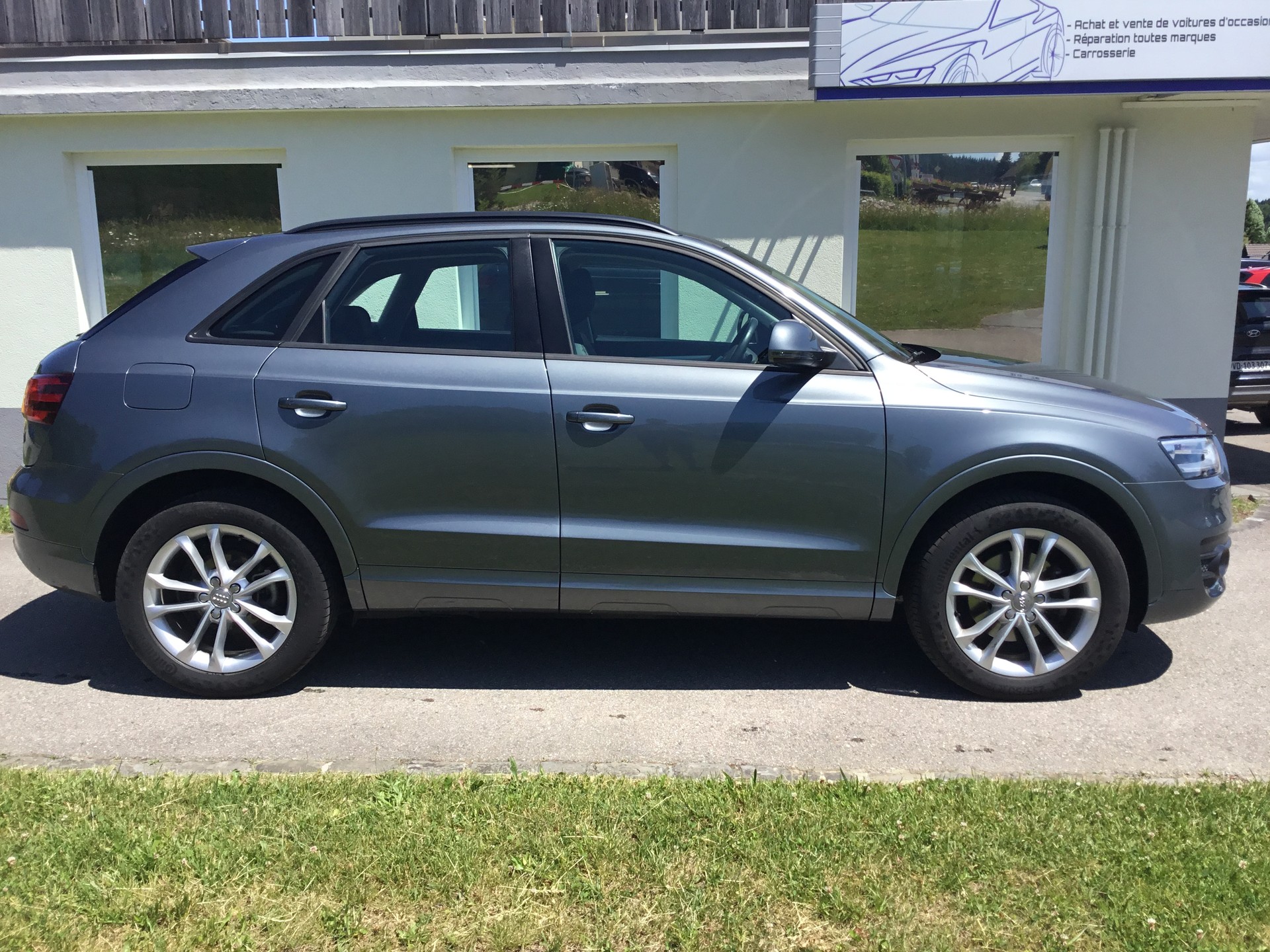 AUDI Q3 2.0 TFSI quattro S-tronic-image-3