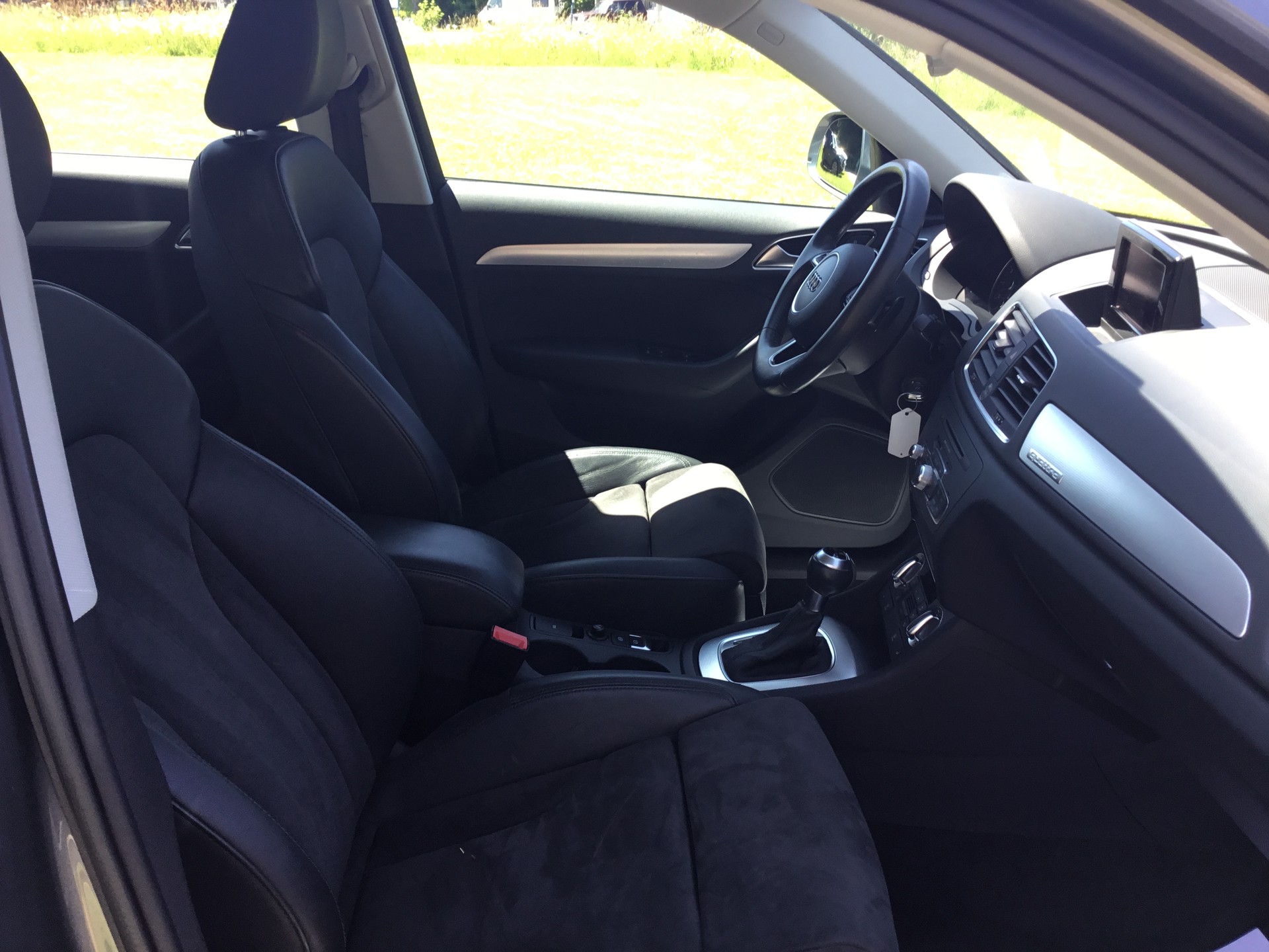 AUDI Q3 2.0 TFSI quattro S-tronic-image-11