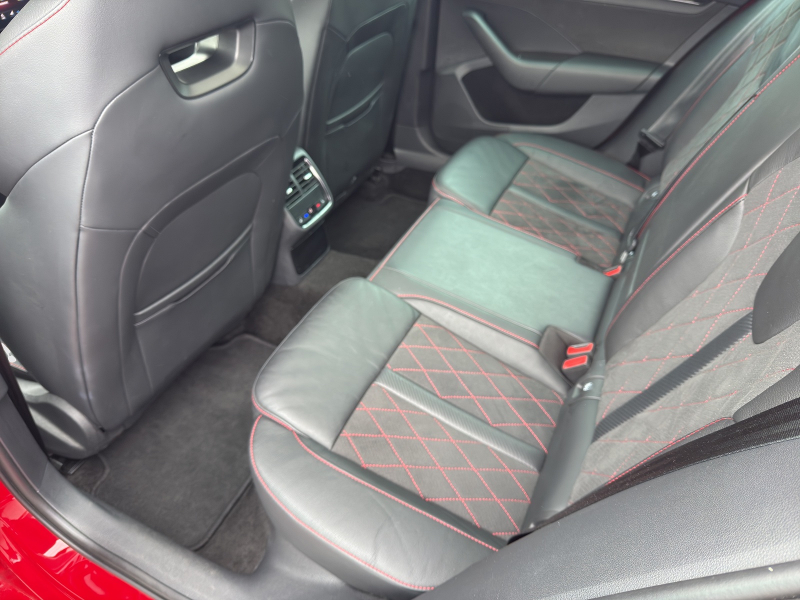 SKODA Octavia Combi 2.0 TSI DSG RS-image-11
