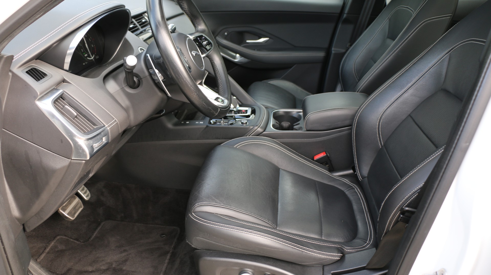 JAGUAR E-Pace 1.5 P300e AWD SE-image-16