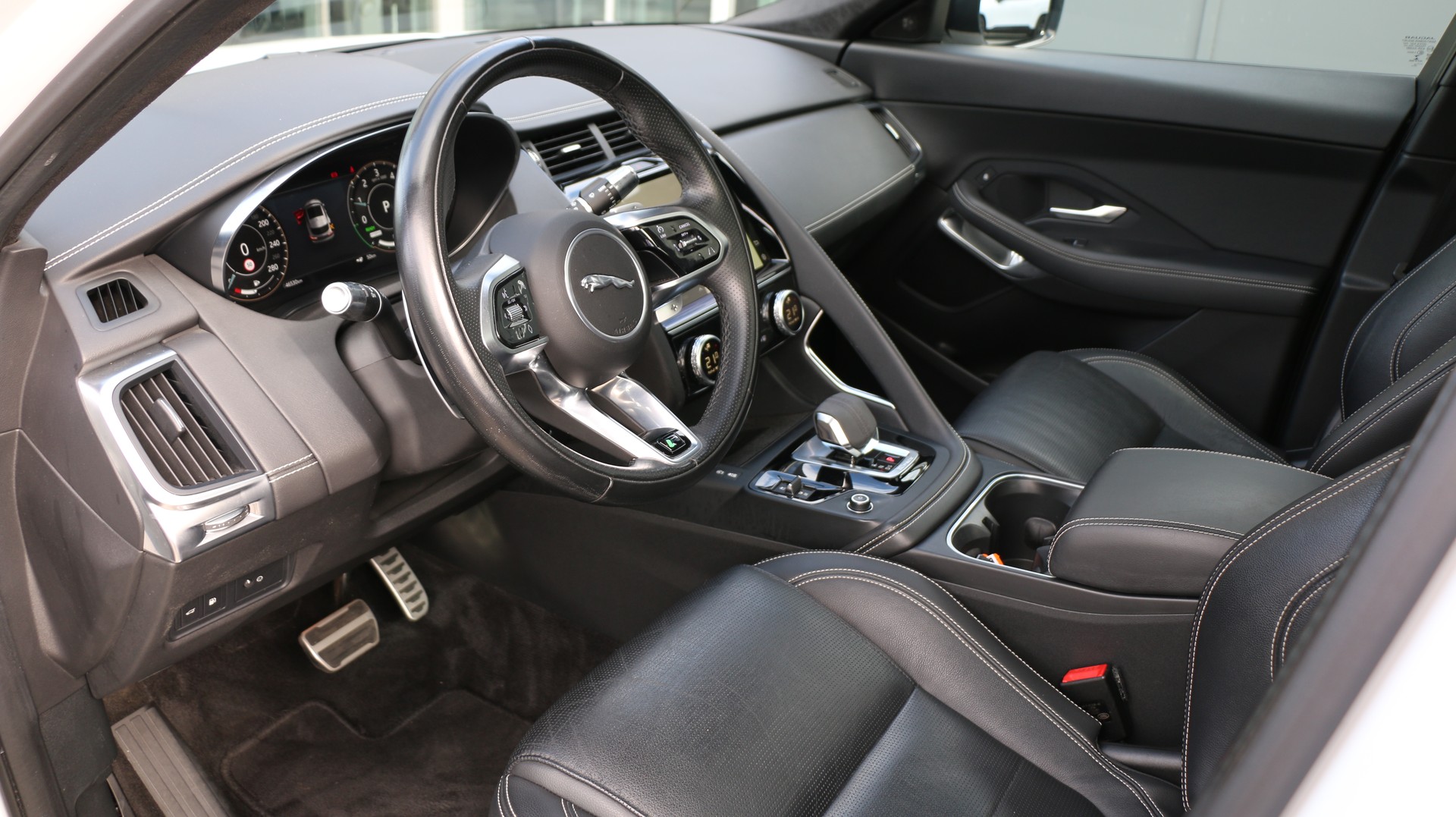 JAGUAR E-Pace 1.5 P300e AWD SE-image-17