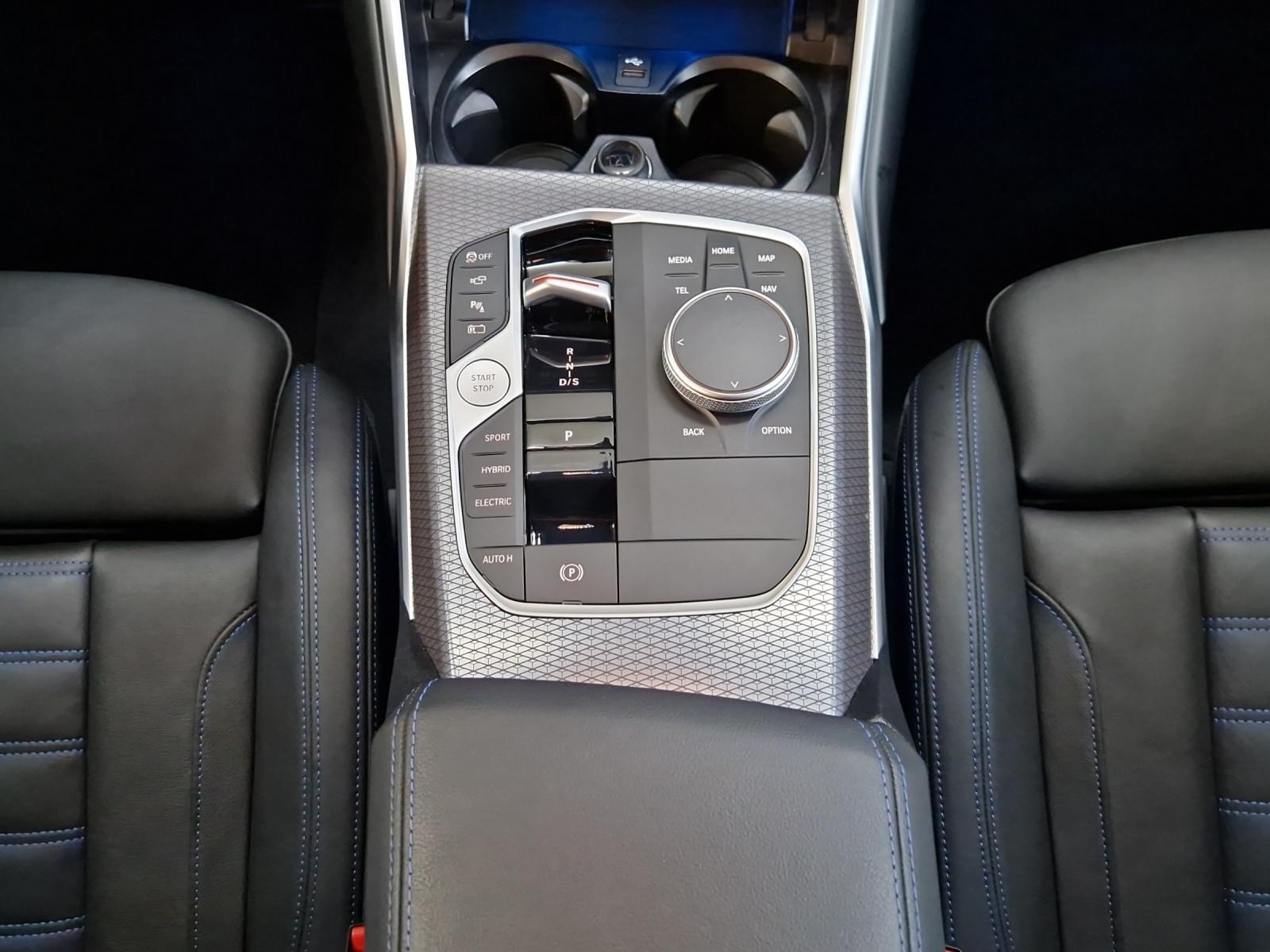 BMW 330e xDrive Touring-image-20
