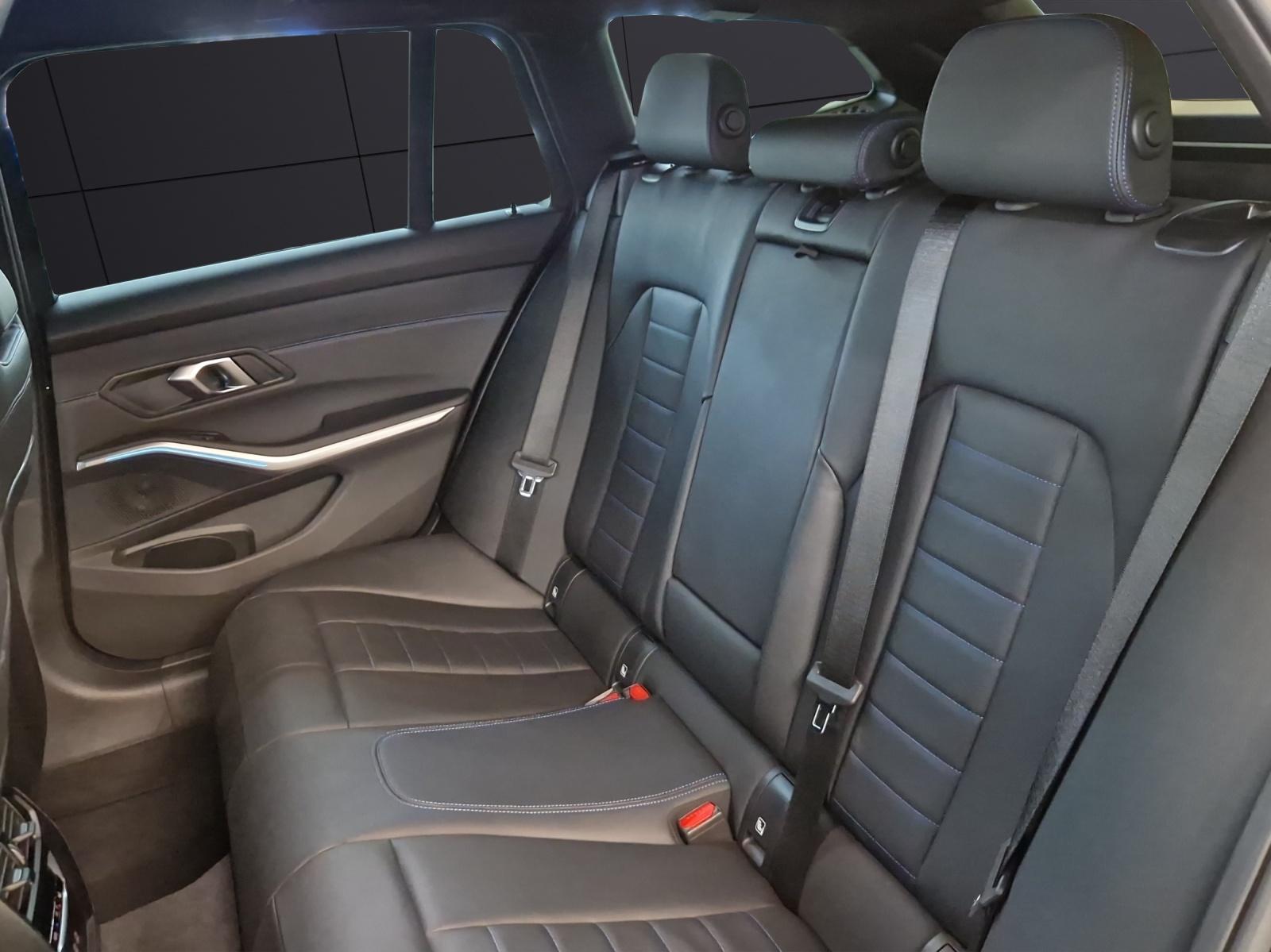BMW 330e xDrive Touring-image-11