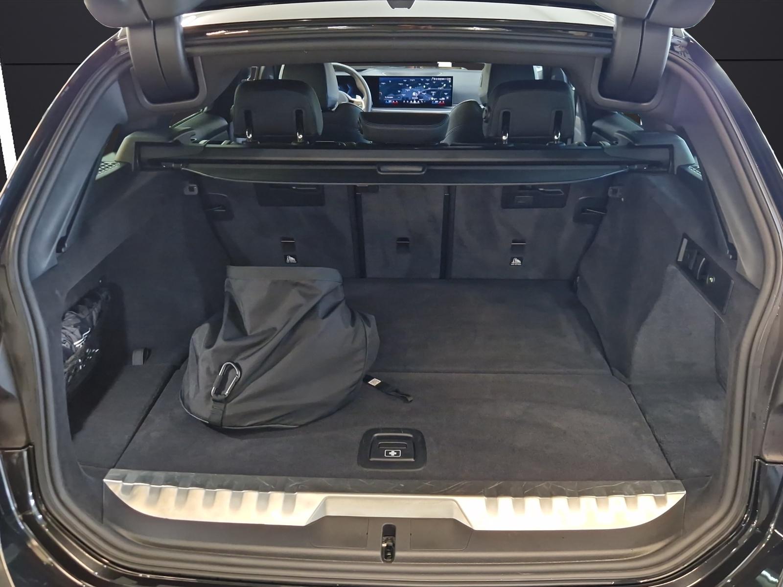 BMW 330e xDrive Touring-image-12