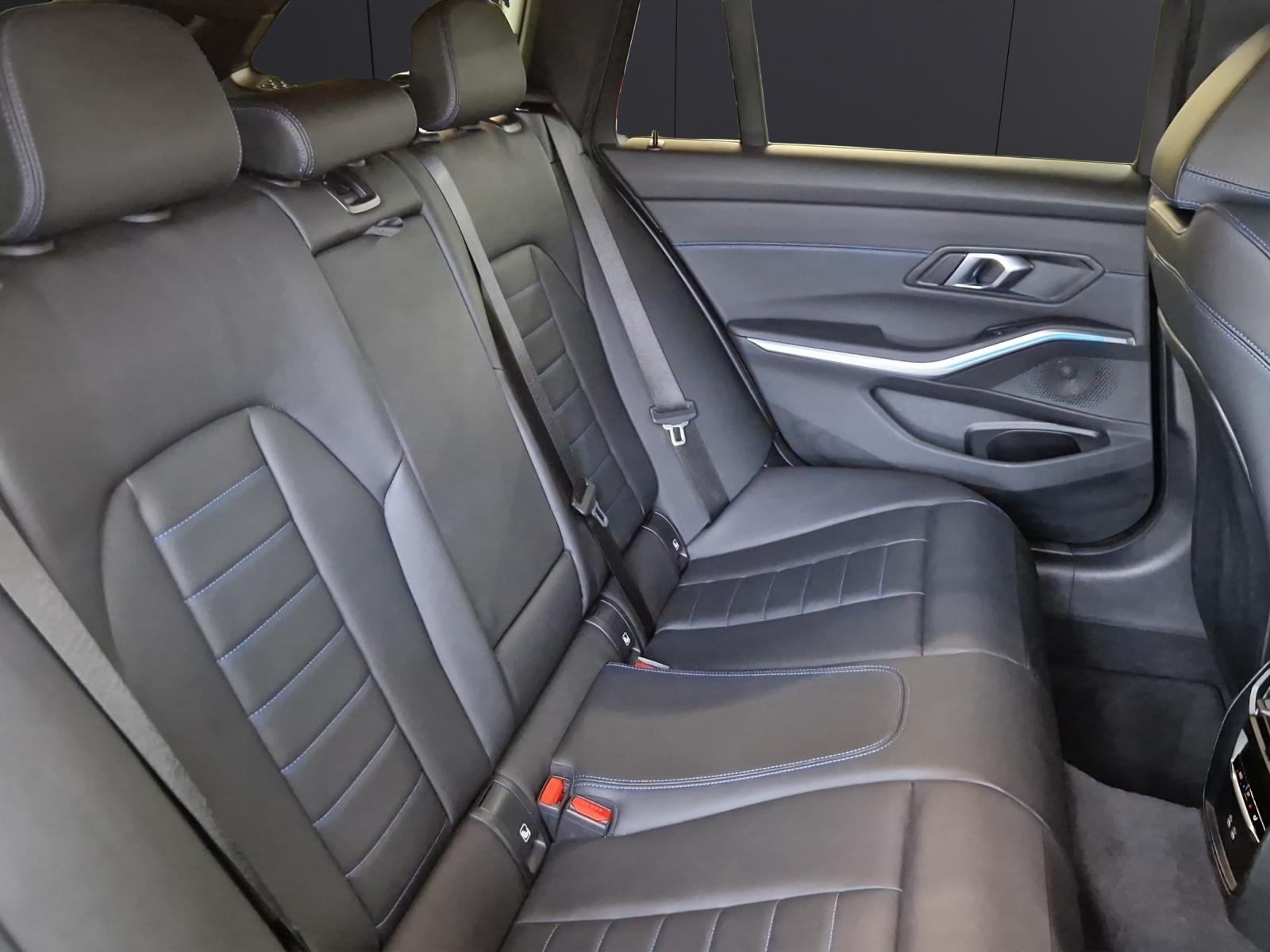 BMW 330e xDrive Touring-image-13