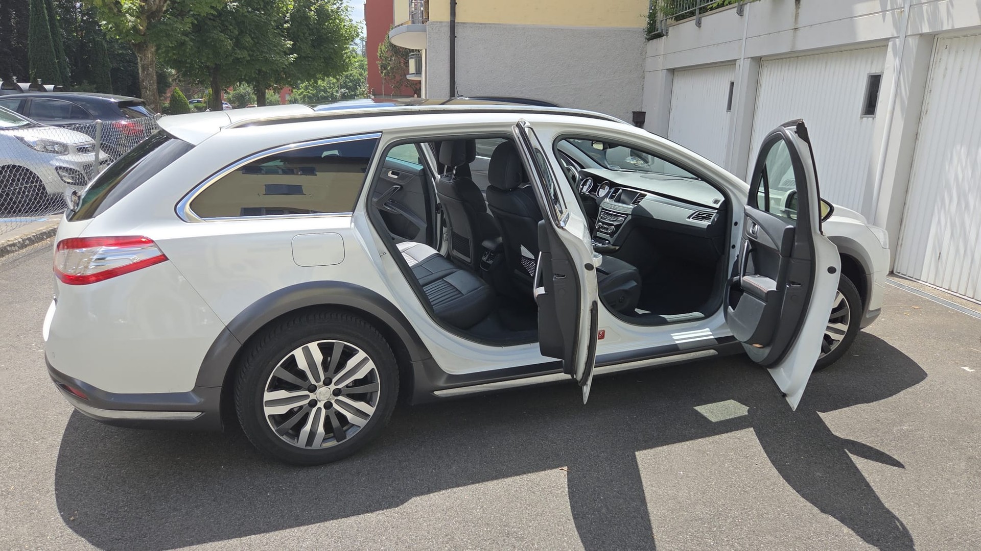 PEUGEOT 2.0 HDi HYbrid4-image-1