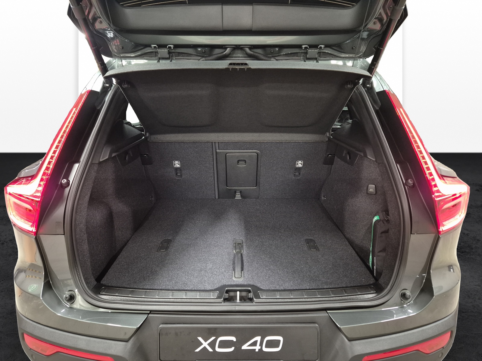 VOLVO XC40 2.0 B3 MH Plus Dark-image-18
