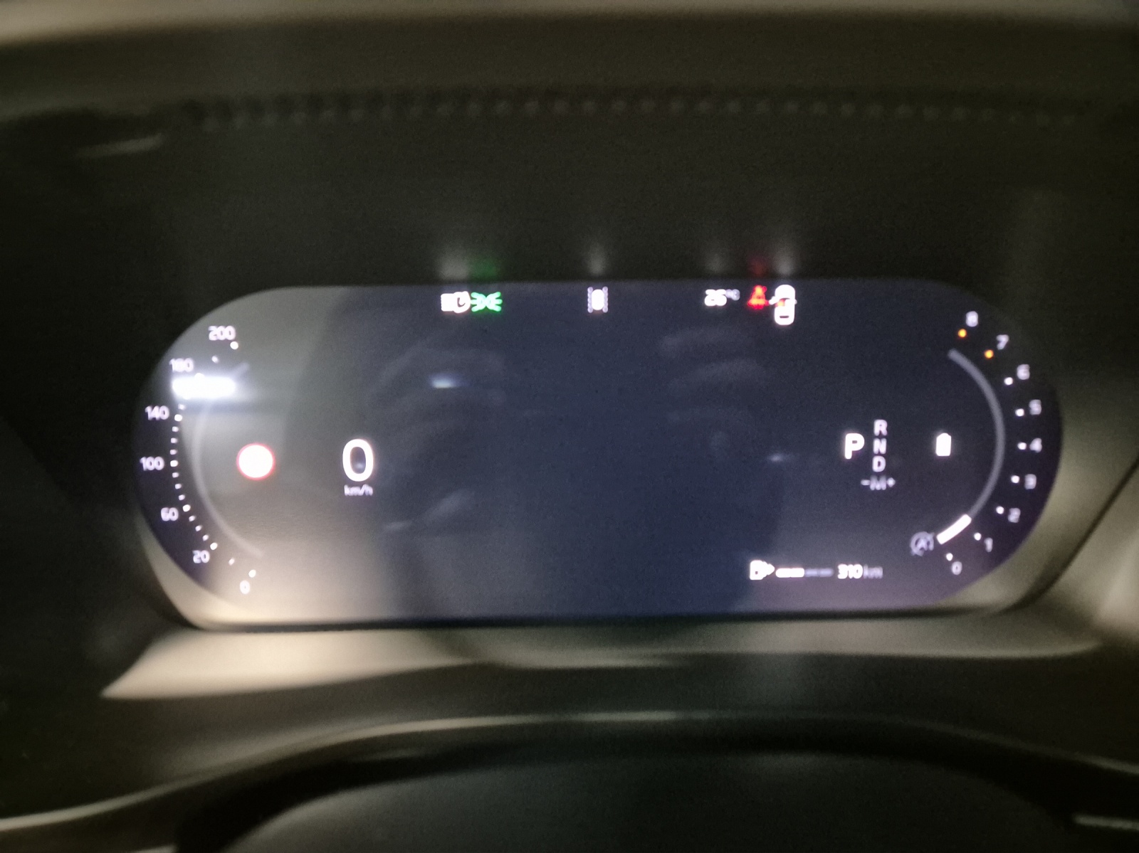 VOLVO XC40 2.0 B3 MH Plus Dark-image-12