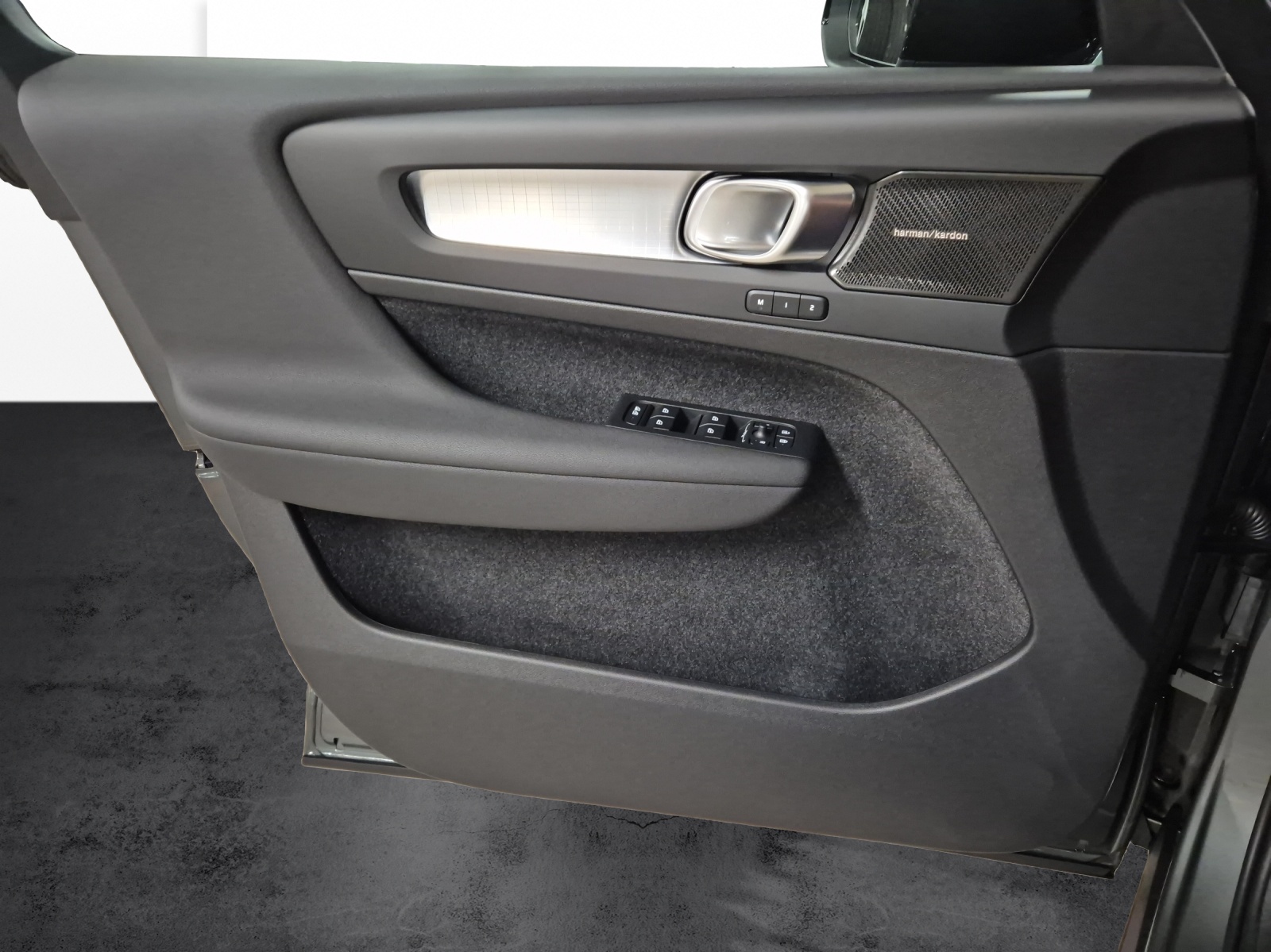 VOLVO XC40 2.0 B3 MH Plus Dark-image-13