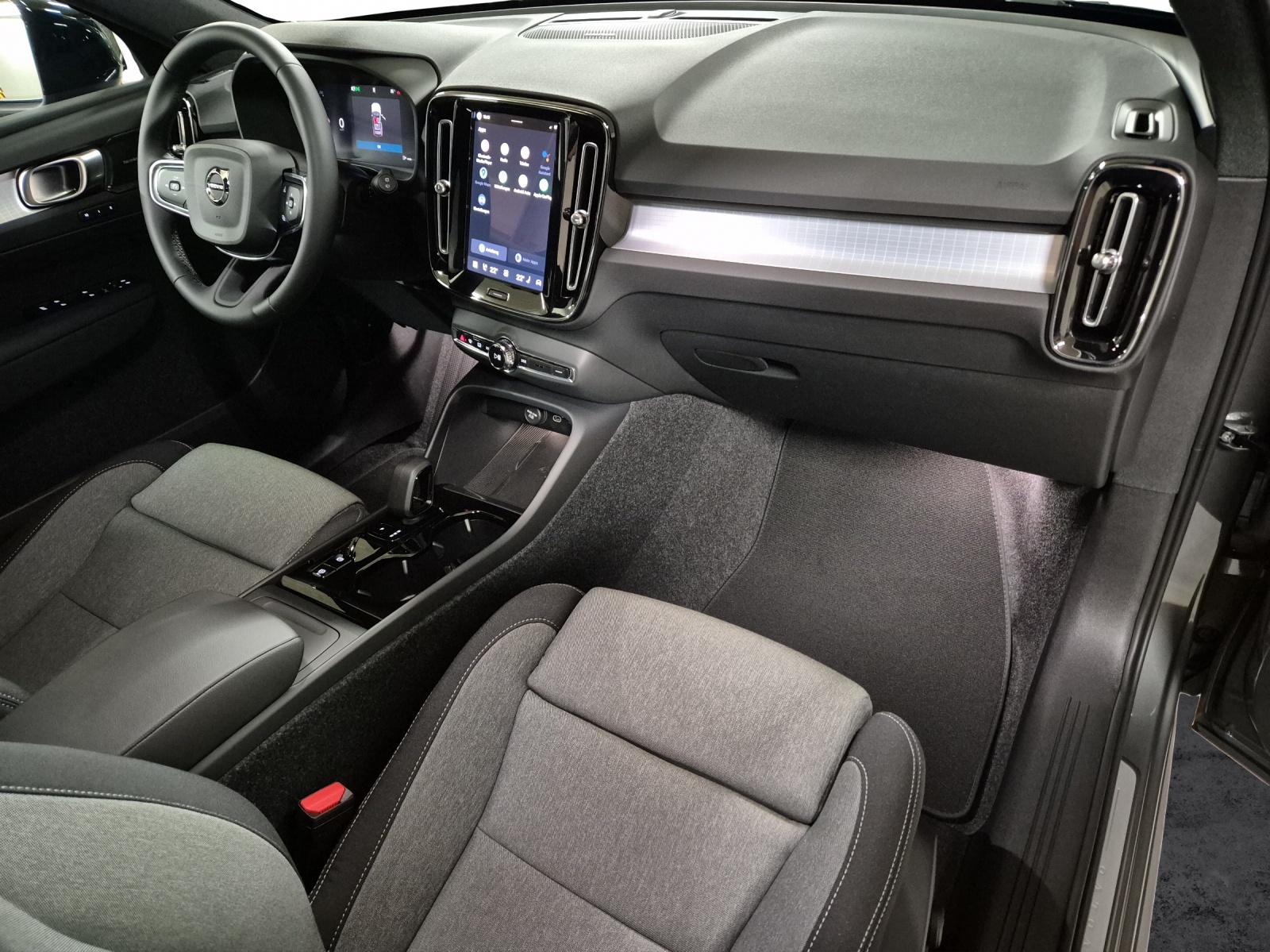 VOLVO XC40 2.0 B3 MH Plus Dark-image-17