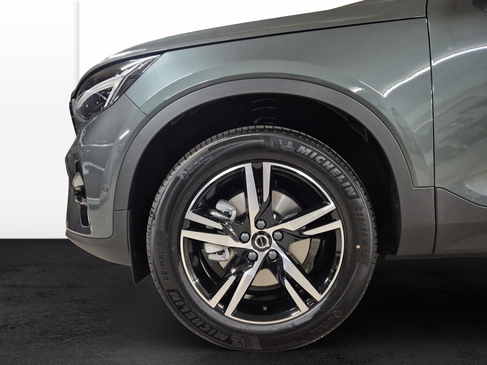 VOLVO XC40 2.0 B3 MH Plus Dark-image-19