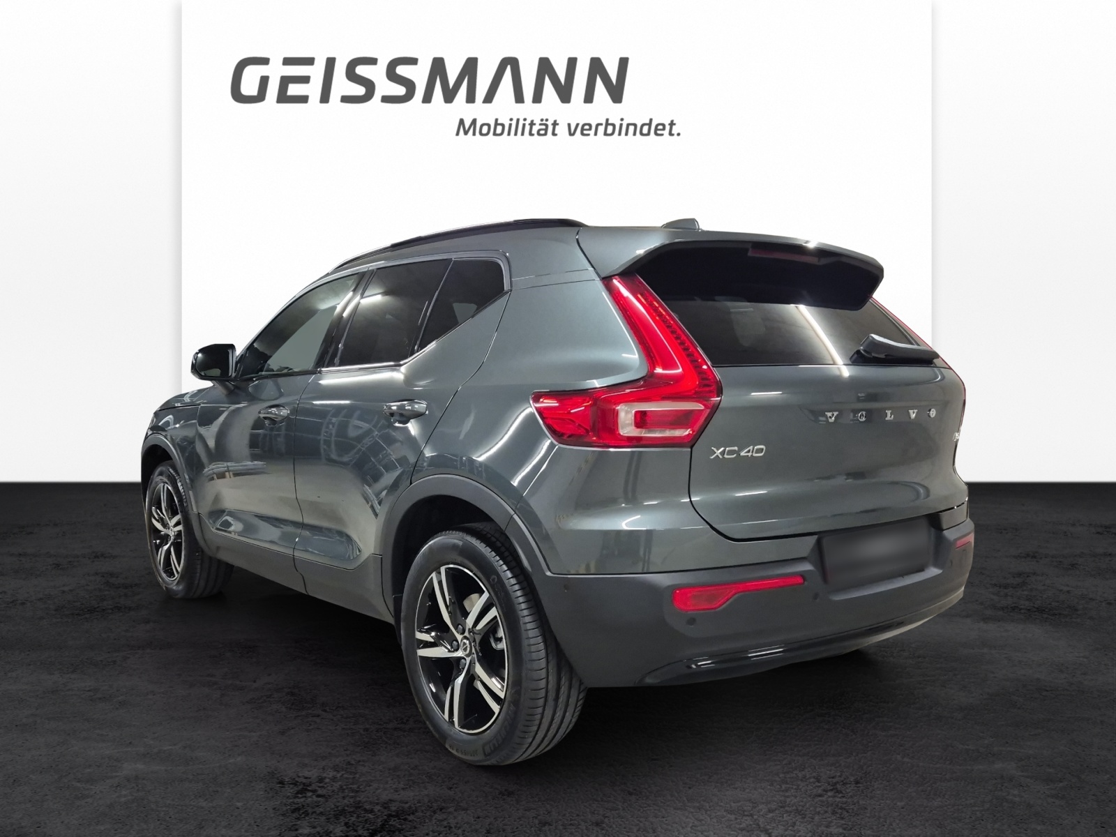 VOLVO XC40 2.0 B3 MH Plus Dark-image-7