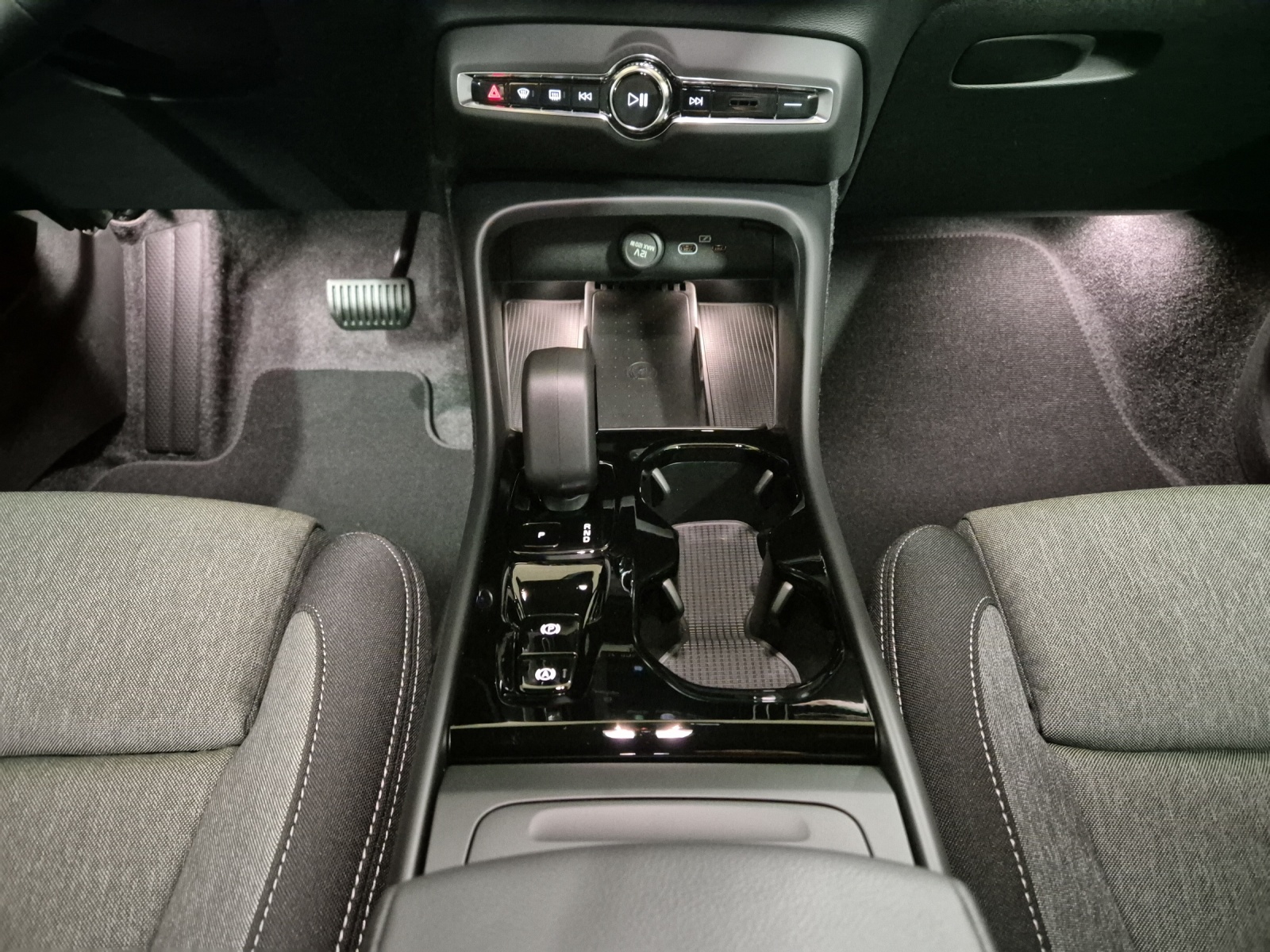 VOLVO XC40 2.0 B3 MH Plus Dark-image-14