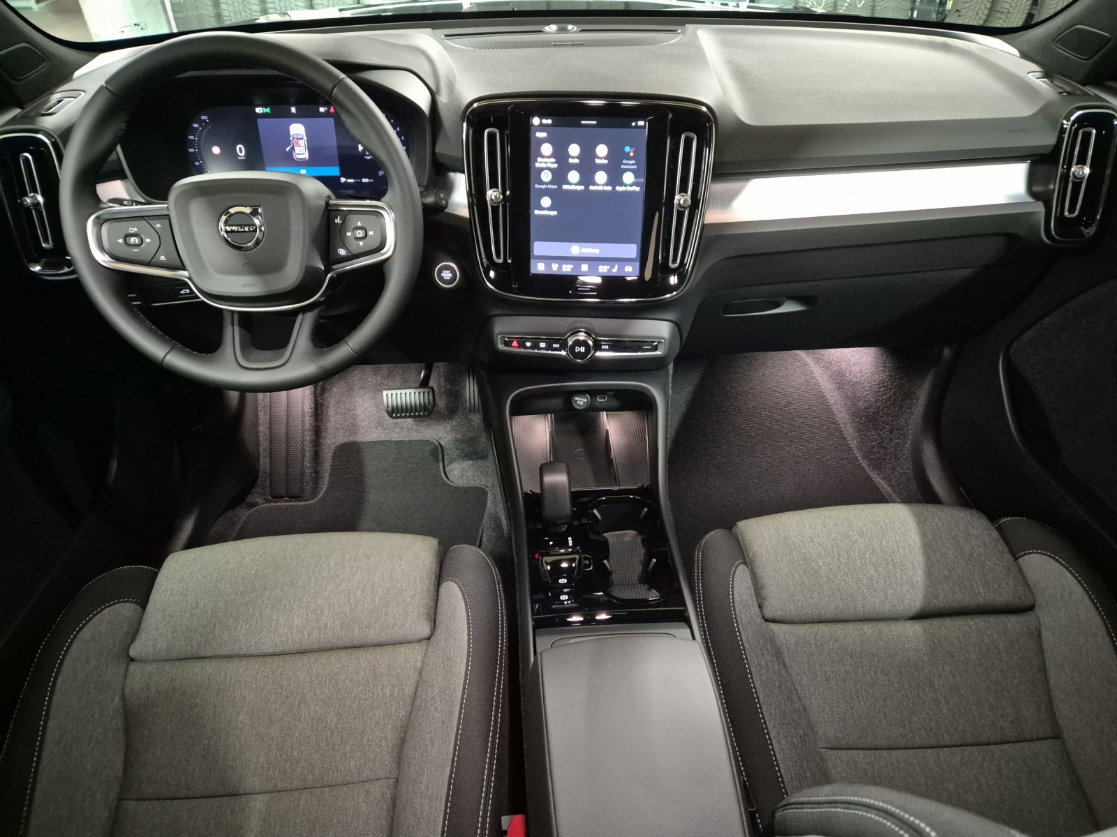 VOLVO XC40 2.0 B3 MH Plus Dark-image-10