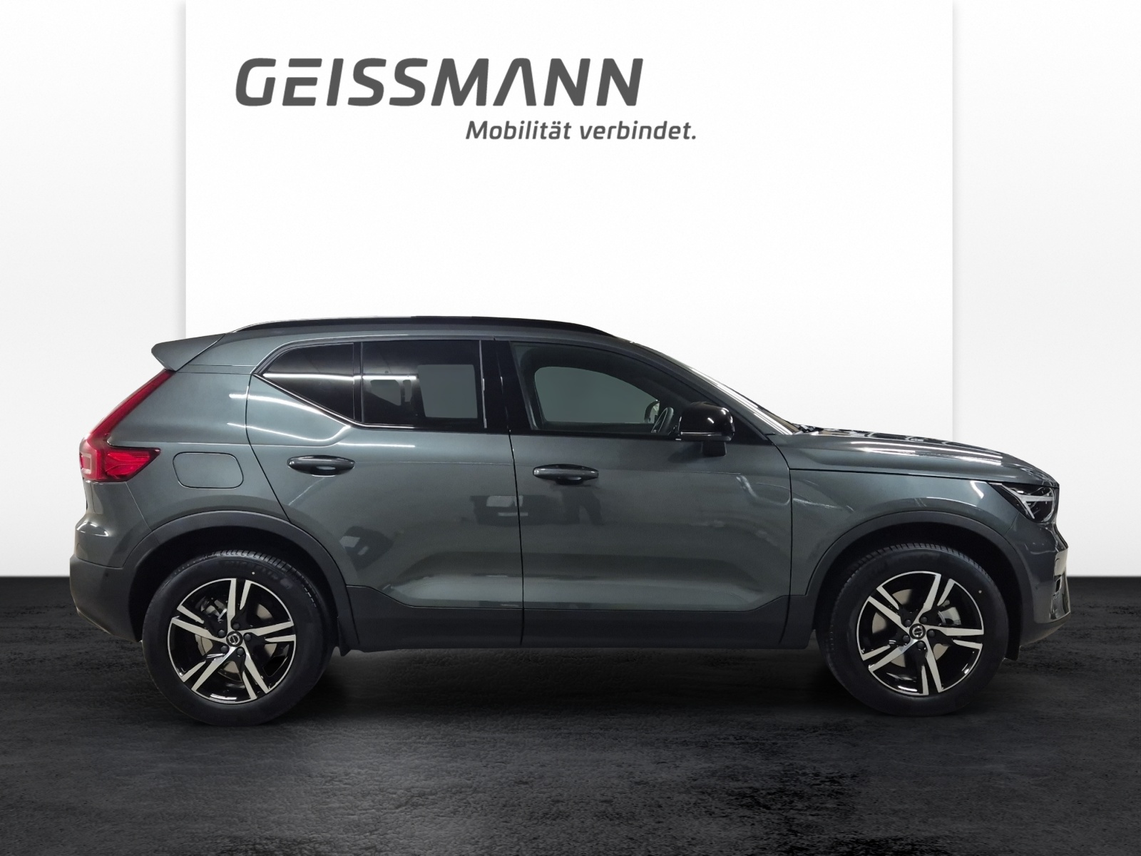 VOLVO XC40 2.0 B3 MH Plus Dark-showroom-element-3