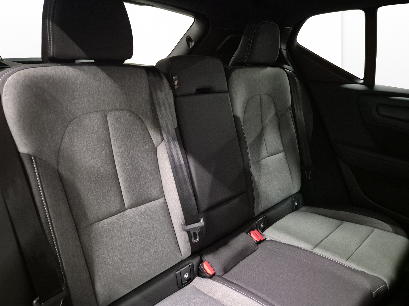 VOLVO XC40 2.0 B3 MH Plus Dark-image-16