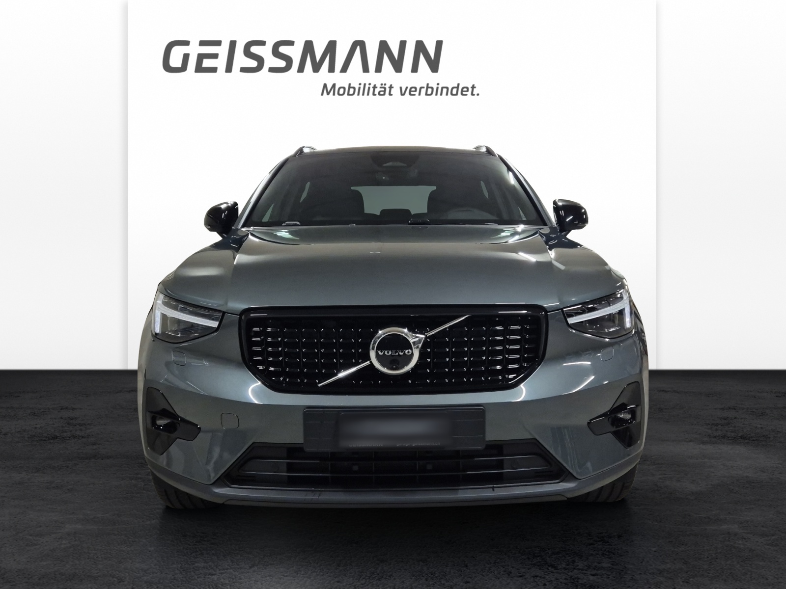 VOLVO XC40 2.0 B3 MH Plus Dark-image-4