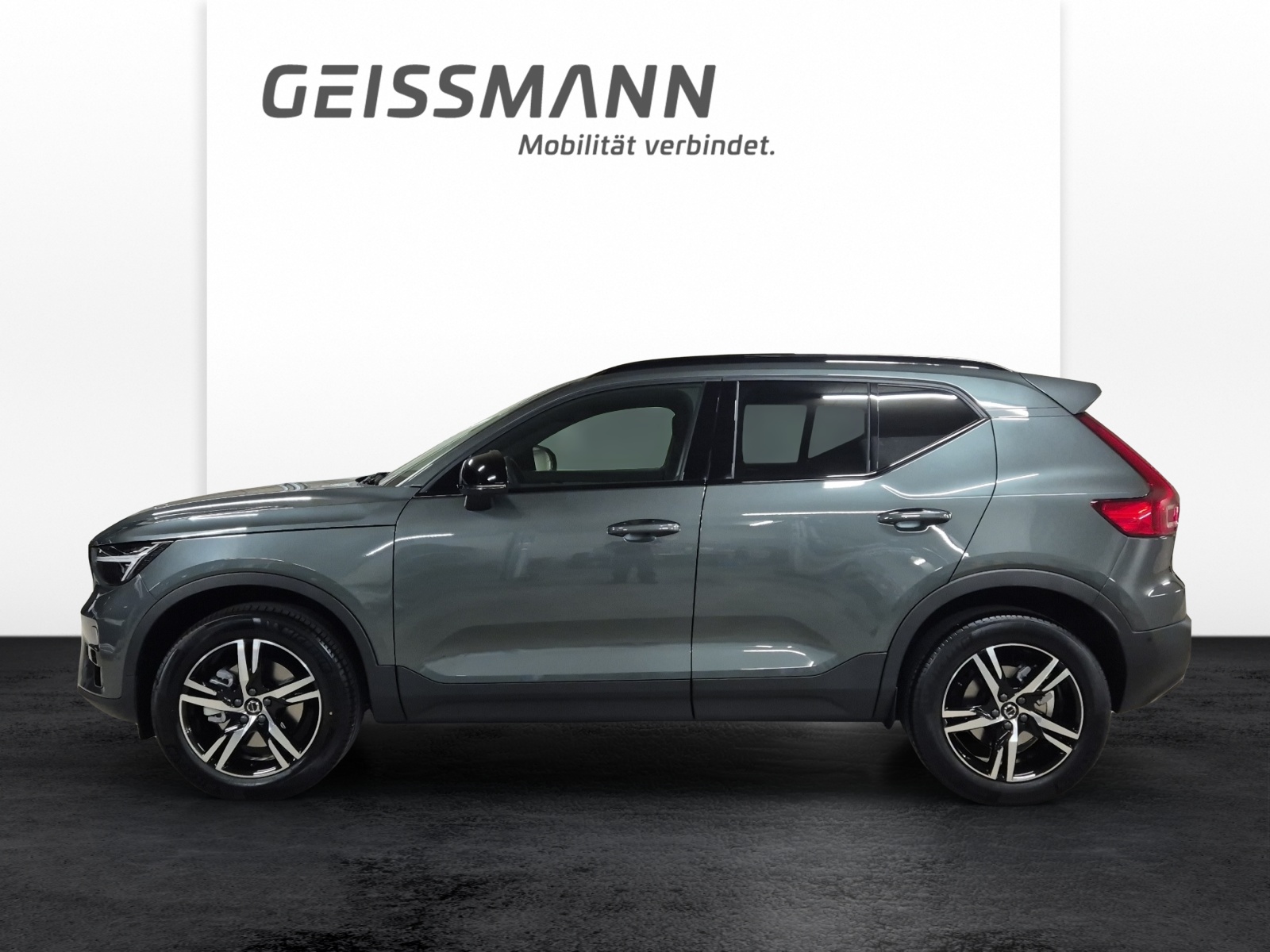 VOLVO XC40 2.0 B3 MH Plus Dark-showroom-element-2