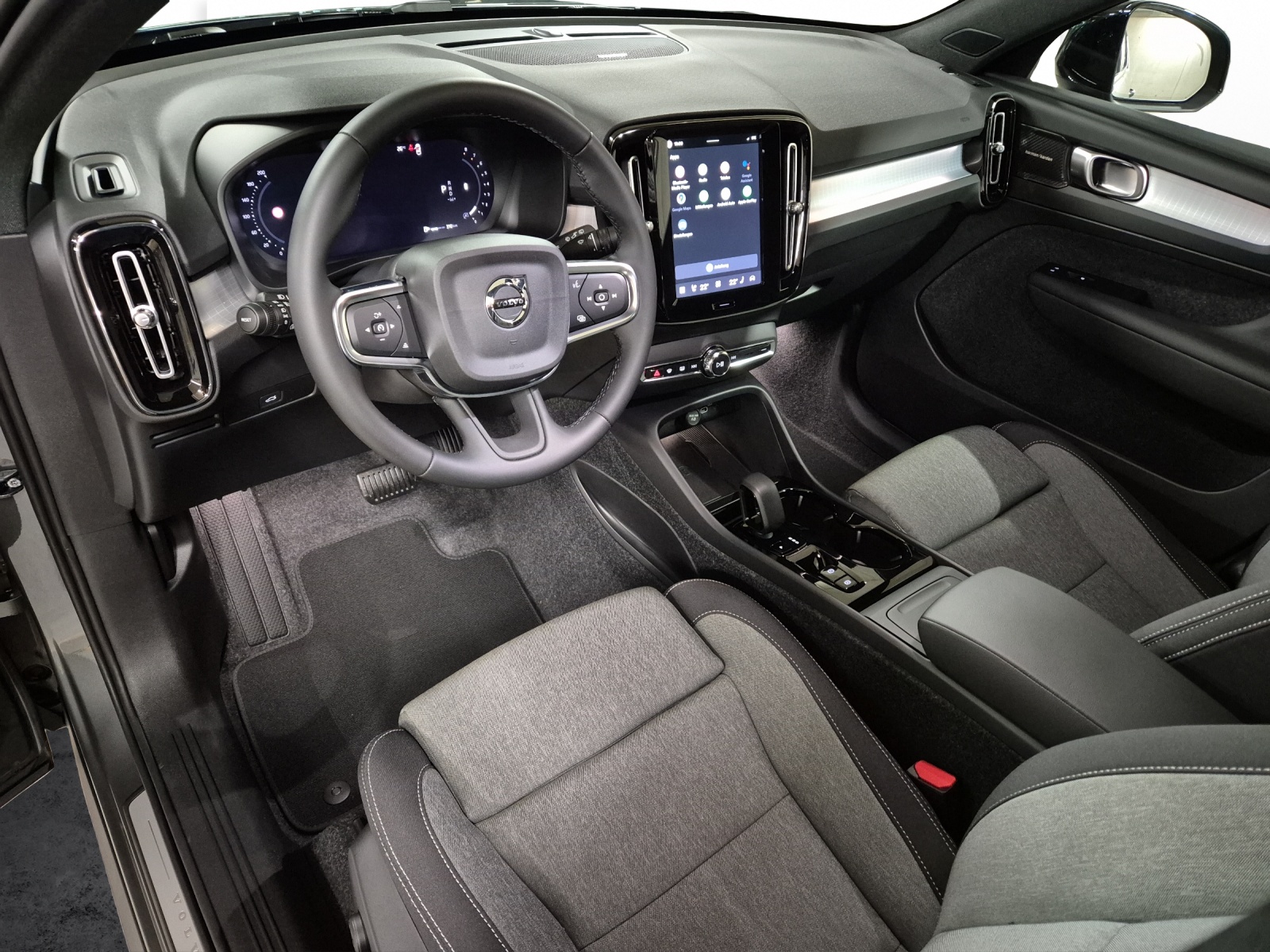 VOLVO XC40 2.0 B3 MH Plus Dark-image-9