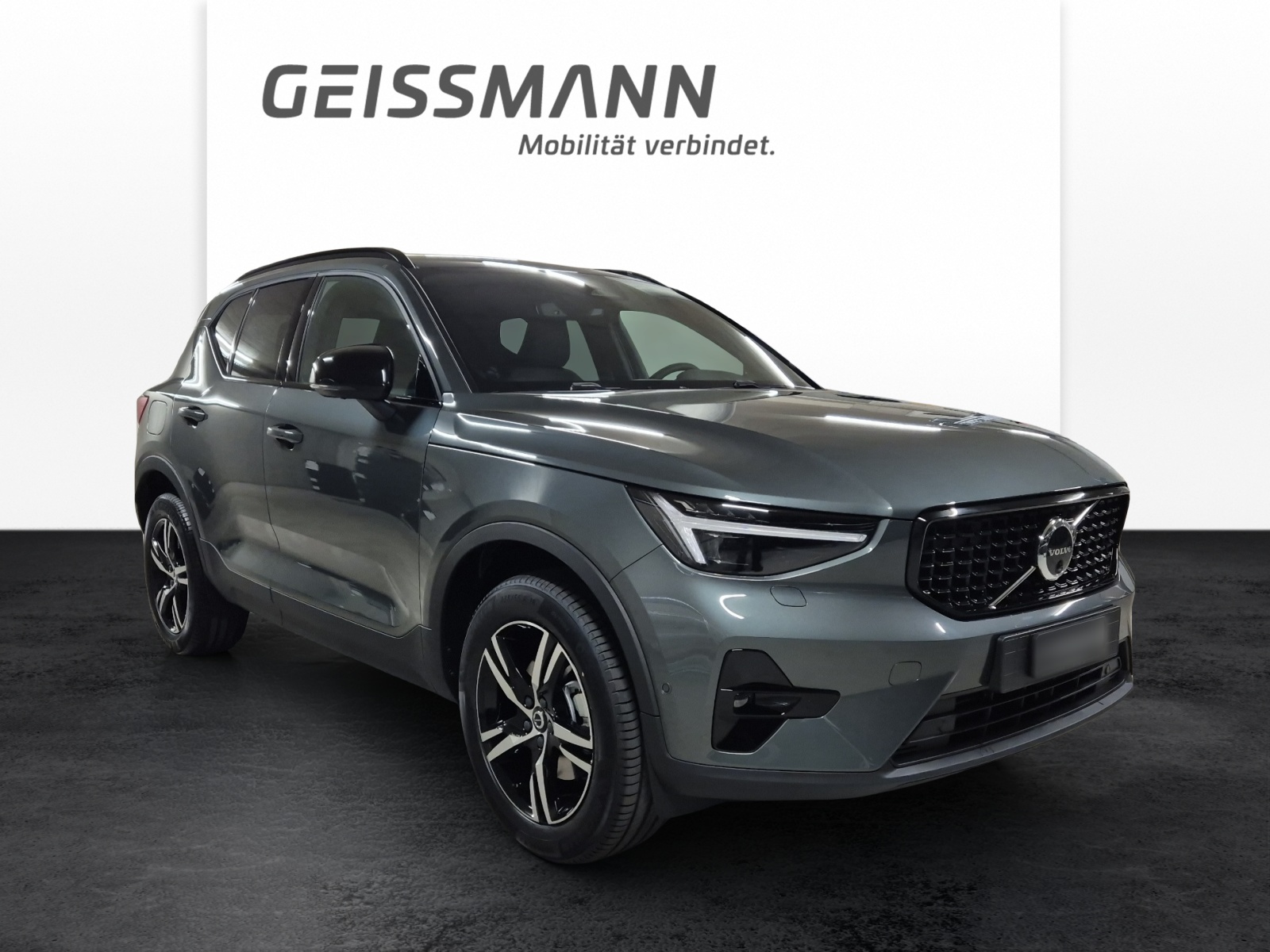 VOLVO XC40 2.0 B3 MH Plus Dark-showroom-element-1