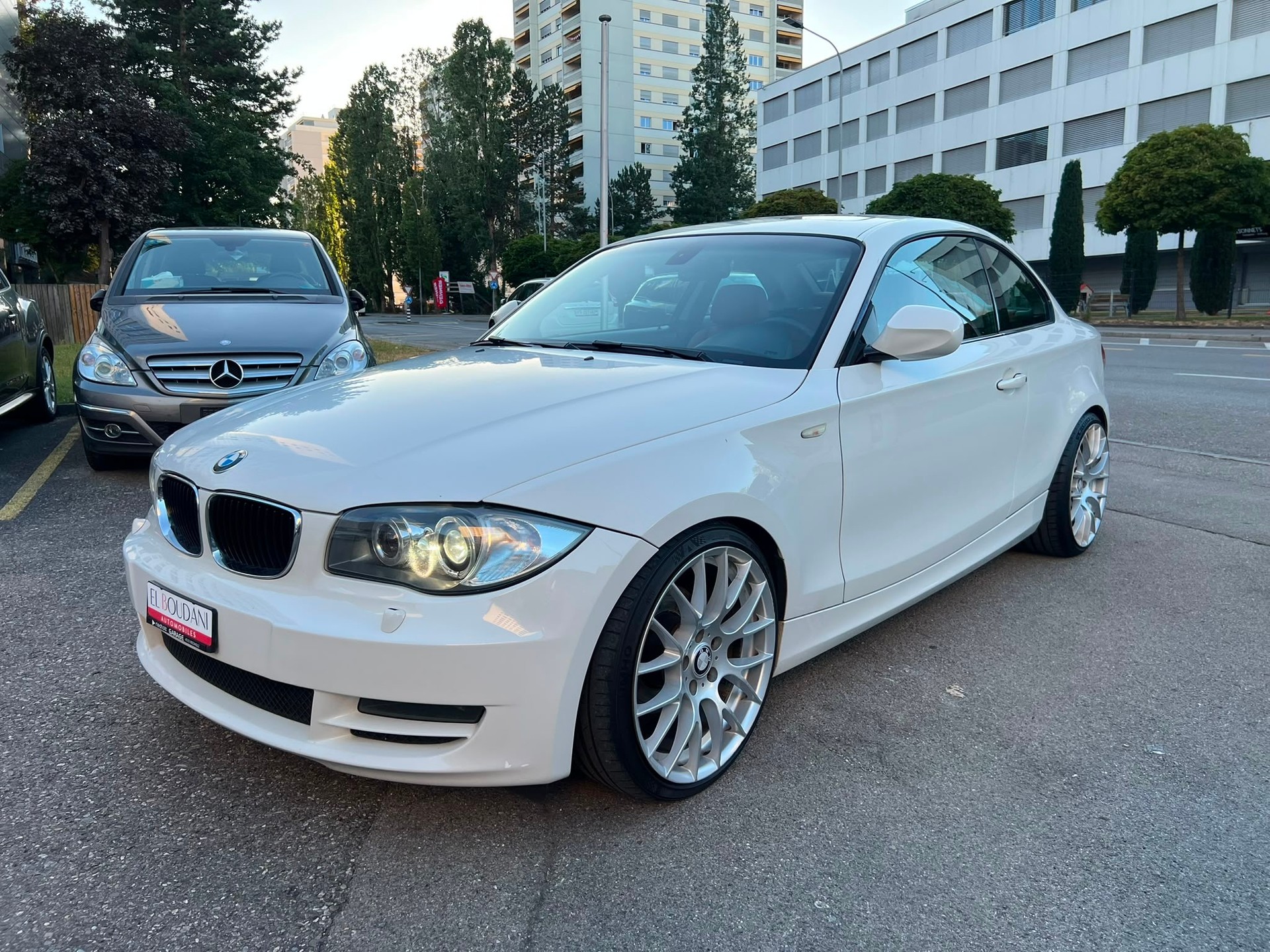 BMW 120i Coupé-image-0