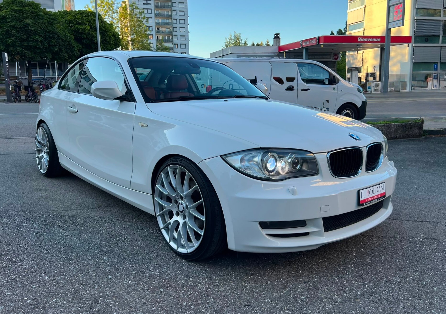 BMW 120i Coupé-image-2