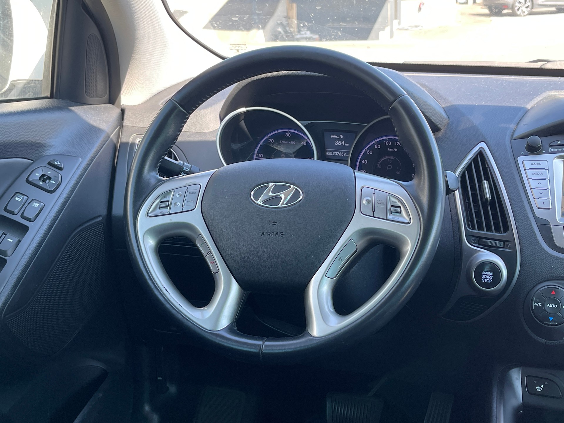 HYUNDAI iX 35 2.0 CRDi Style 4WD Automatic-image-8