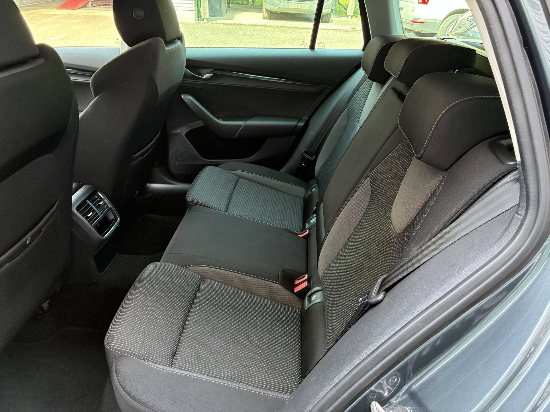 SKODA Octavia Combi 2.0 TDI DSG Ambition 4x4-image-8