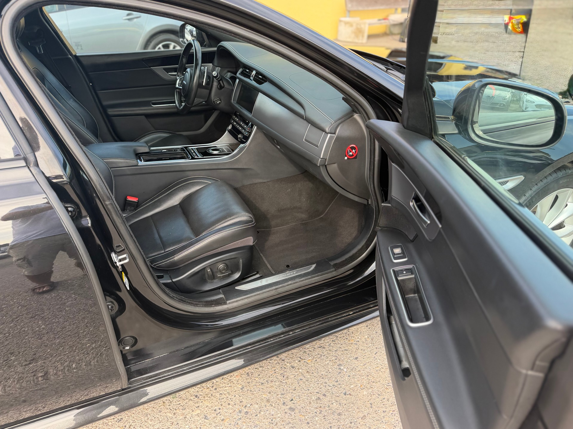 JAGUAR XF Sportbrake 20d R-Sport AWD Automatic-image-11