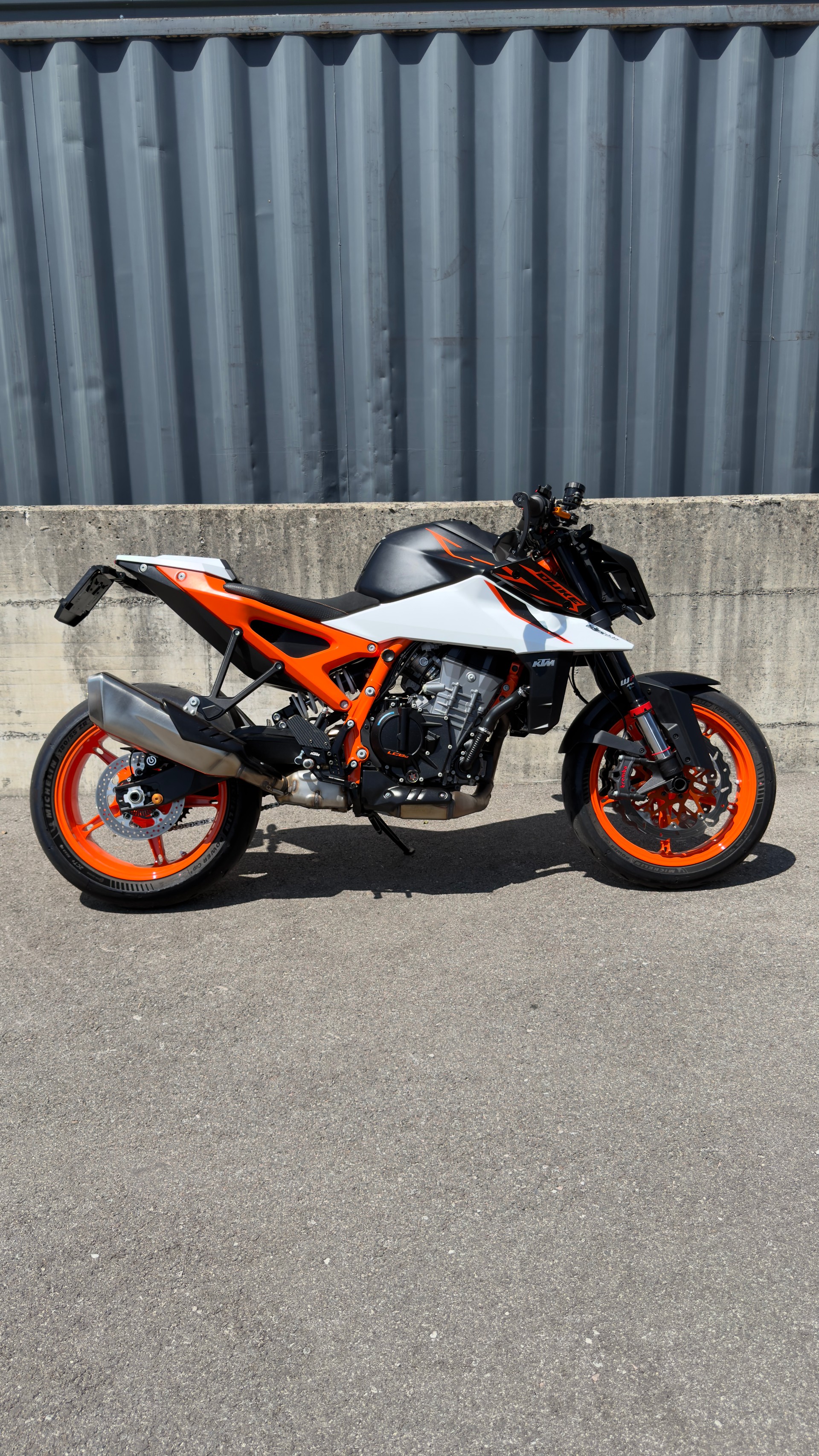 KTM 990 Duke R avec diverses options-showroom-element-1