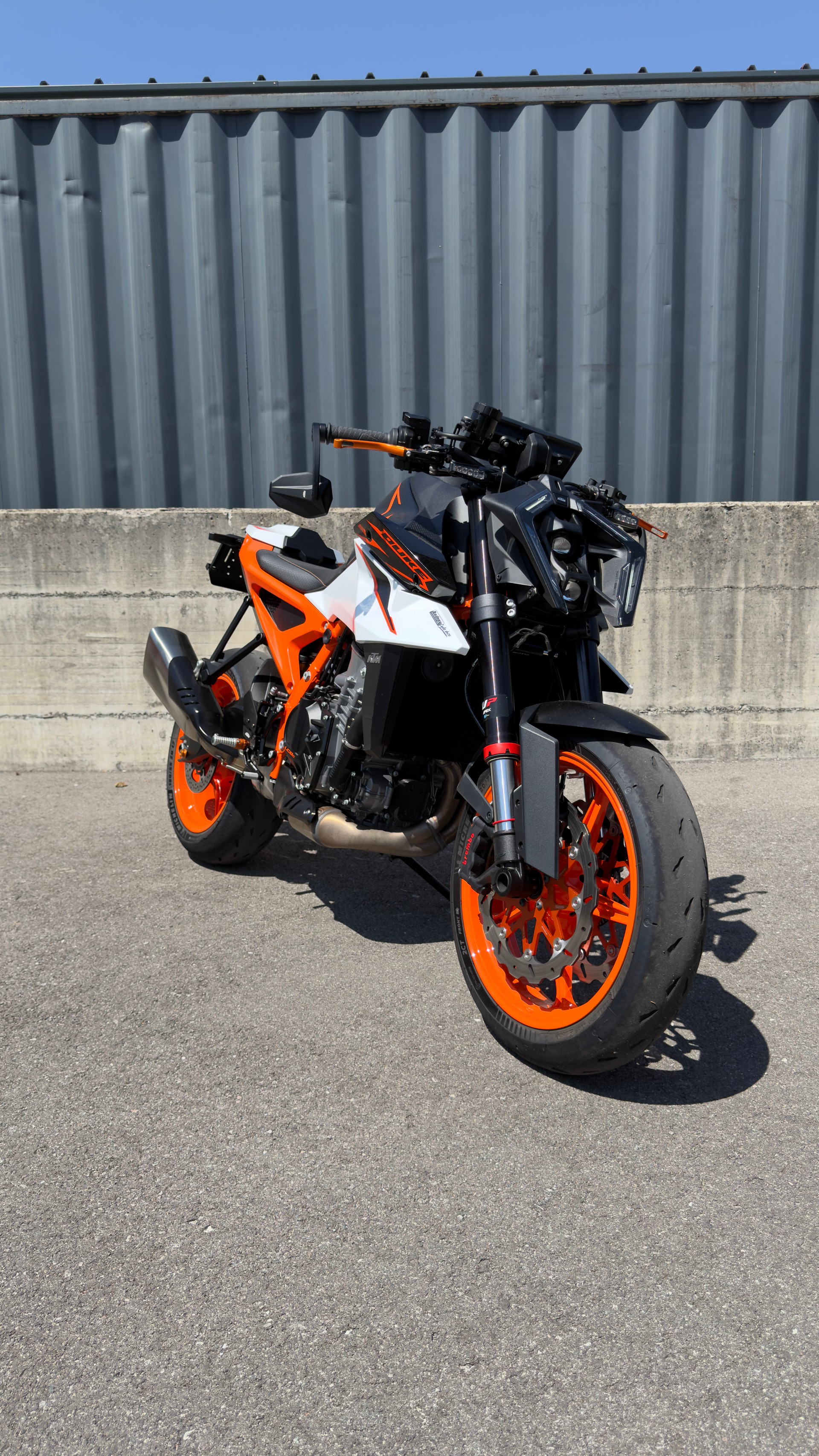 KTM 990 Duke R avec diverses options