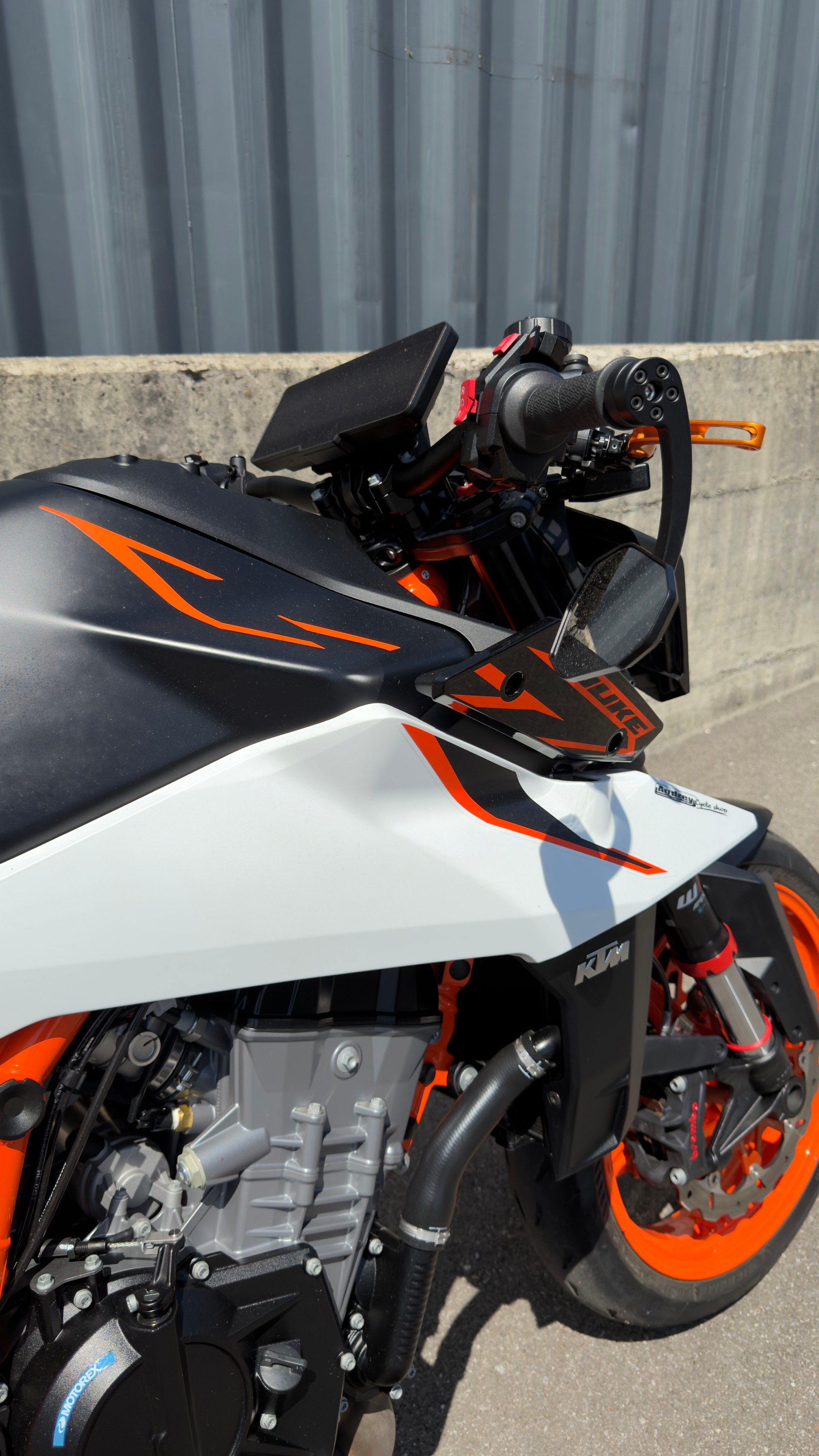 KTM 990 Duke R avec diverses options-showroom-element-3