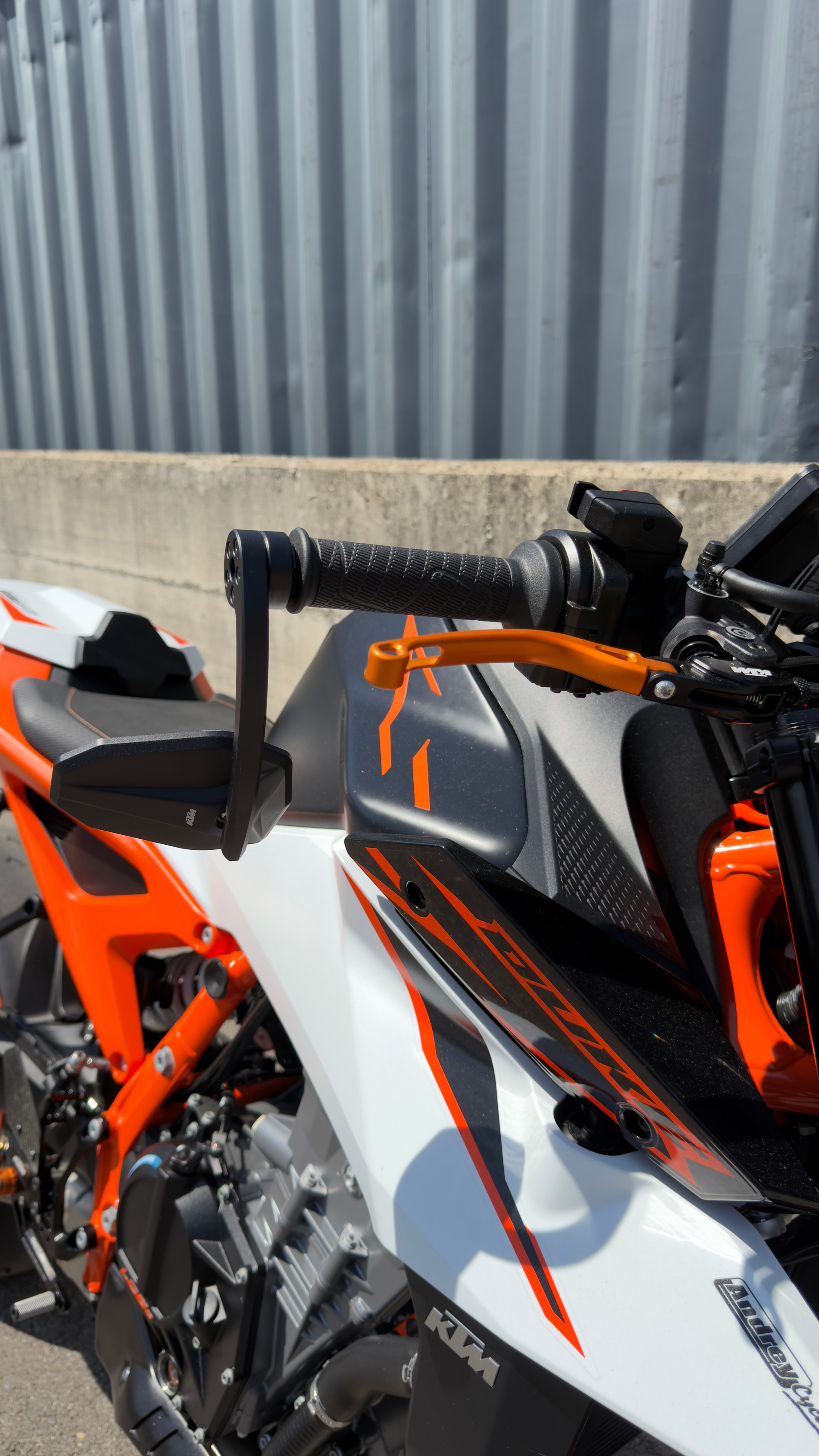 KTM 990 Duke R avec diverses options-image-4